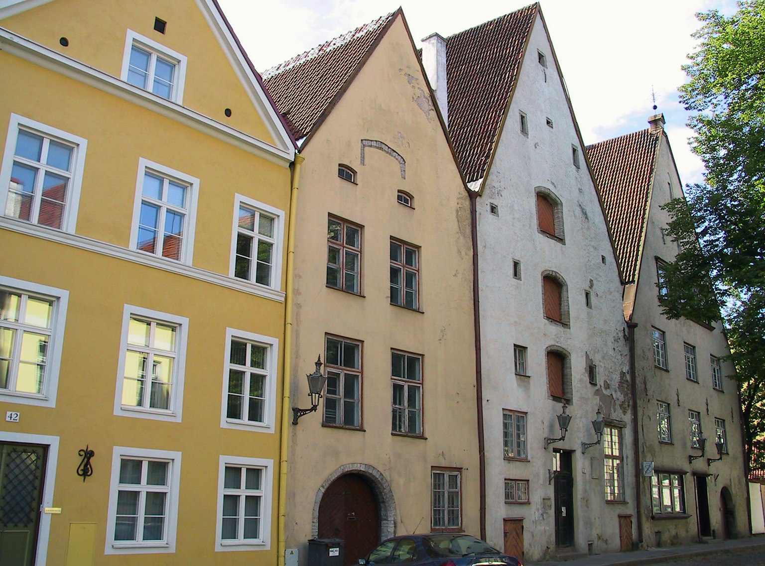 Bâtiments colorés le long d'une rue