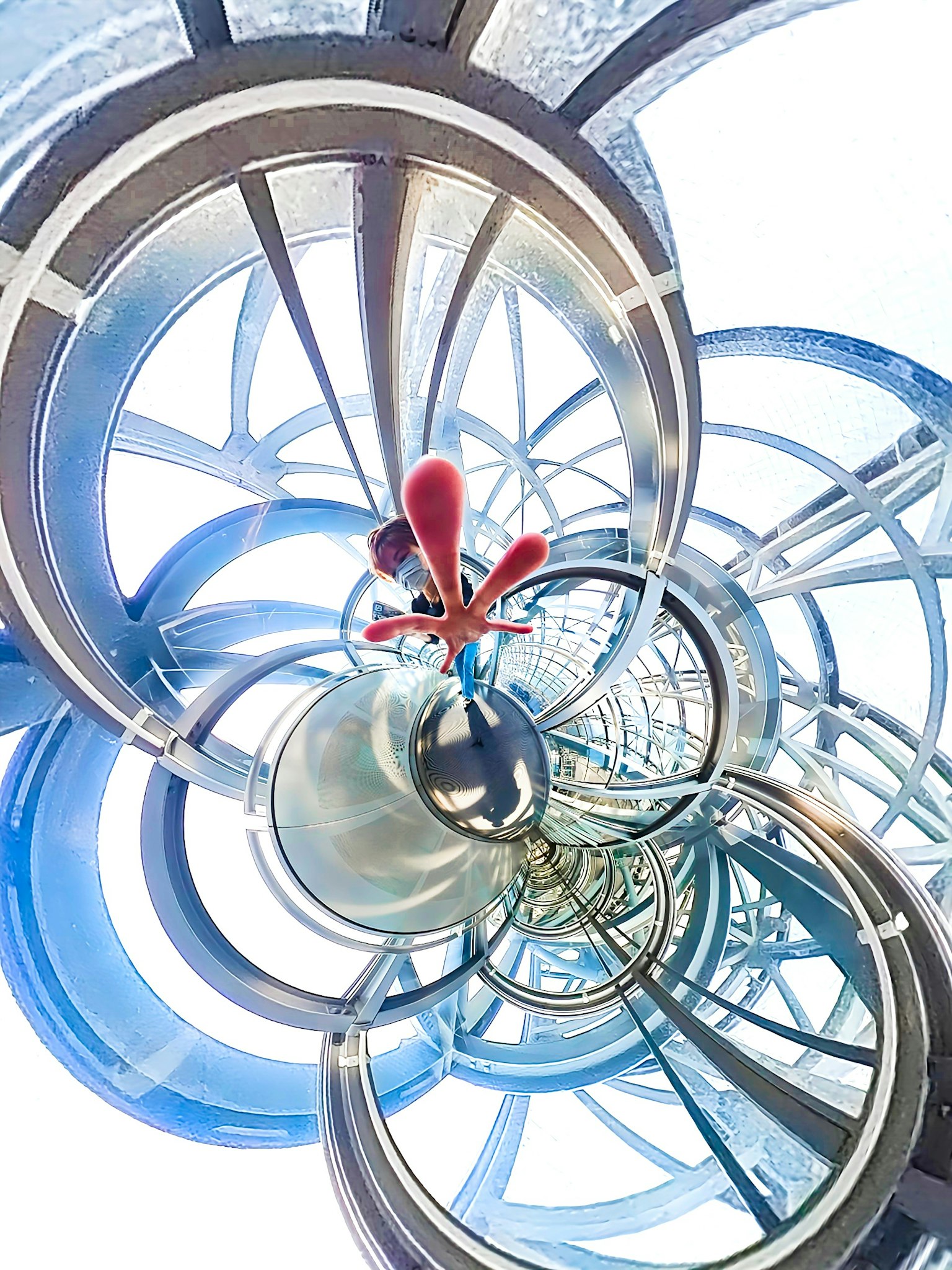 Vue intérieure d'une structure avec des designs circulaires et un fond bleu