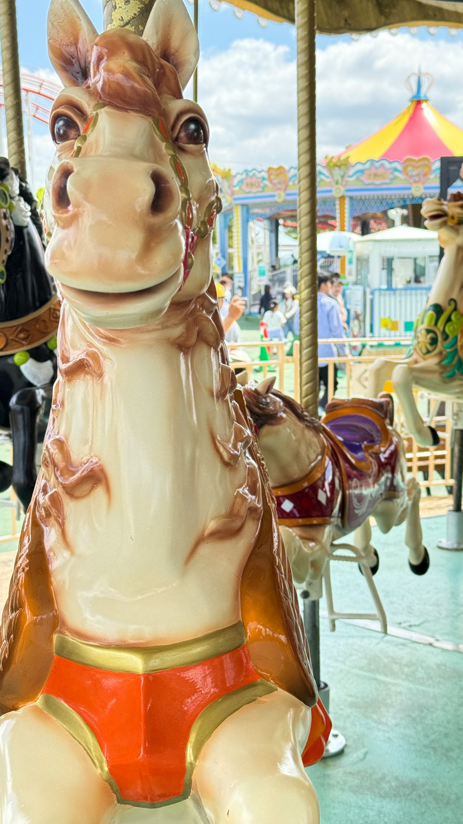 遊園地のメリーゴーラウンドの明るい馬のオブジェクト