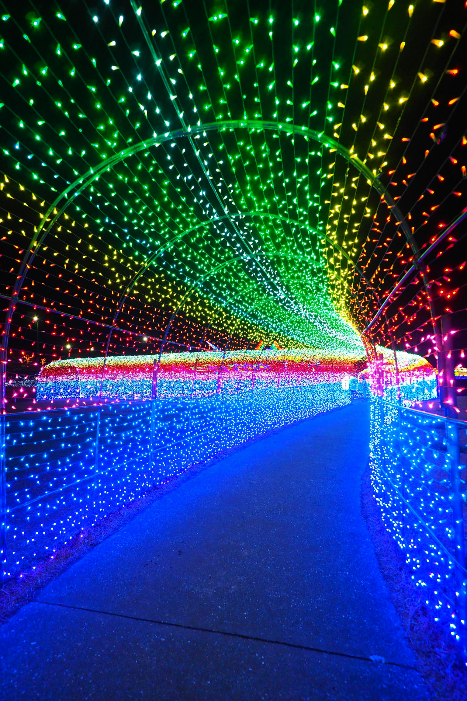 อุโมงค์ไฟ LED สีสันสดใสพร้อมลวดลายที่มีชีวิตชีวา