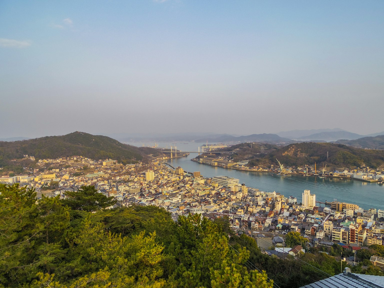 从山上俯瞰城市和河流的风景