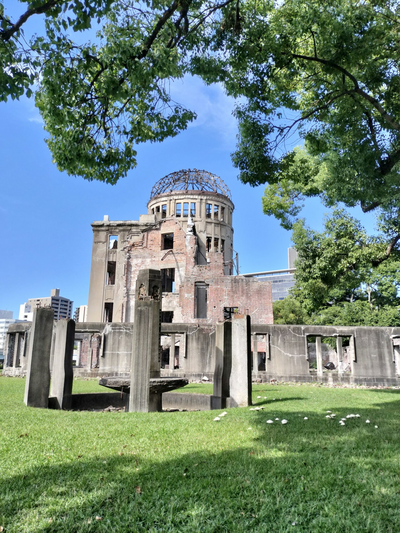 Mémorial de la paix d'Hiroshima avec un parc verdoyant