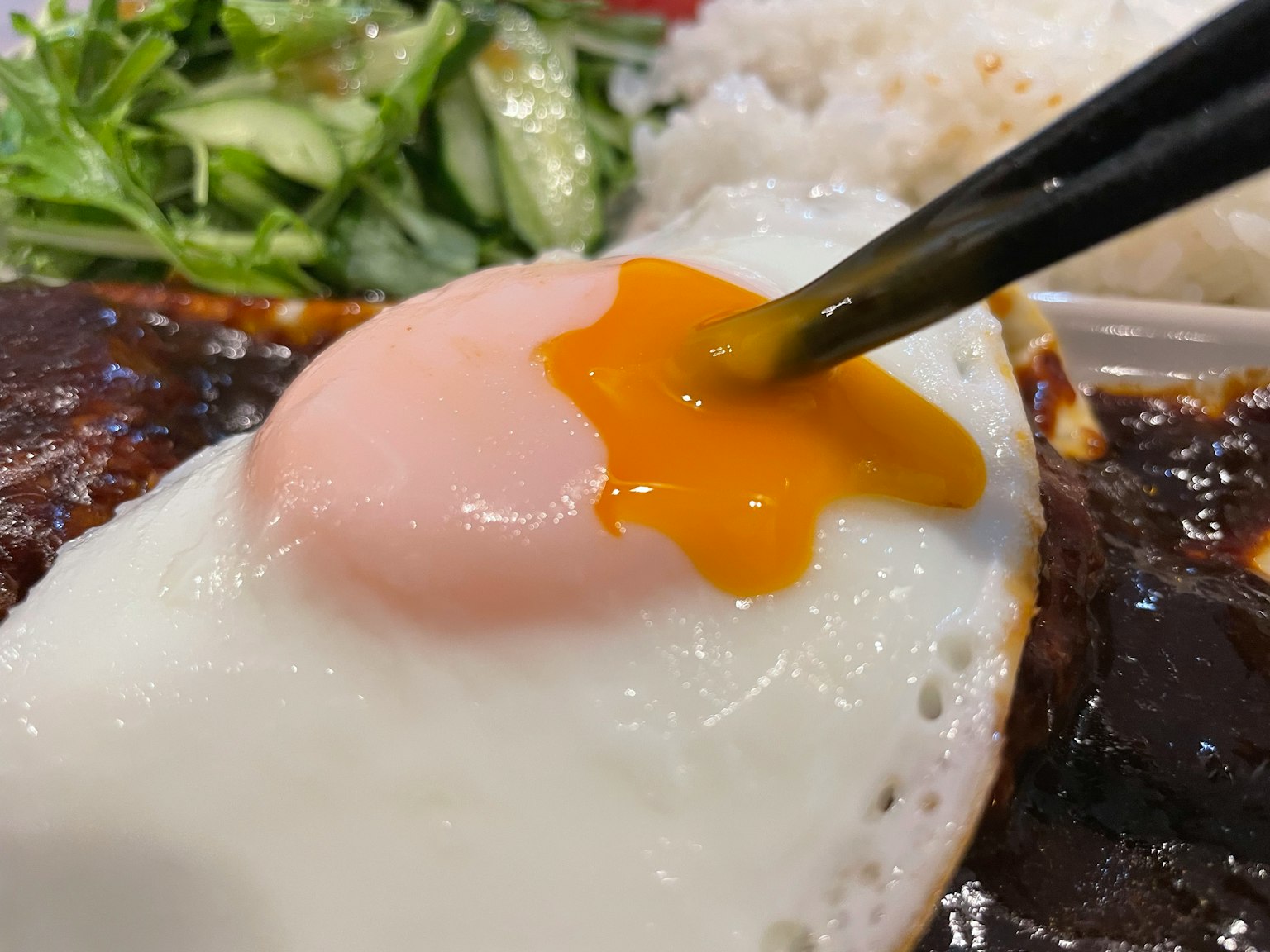 Món ăn có trứng lòng đào trên cơm và salad
