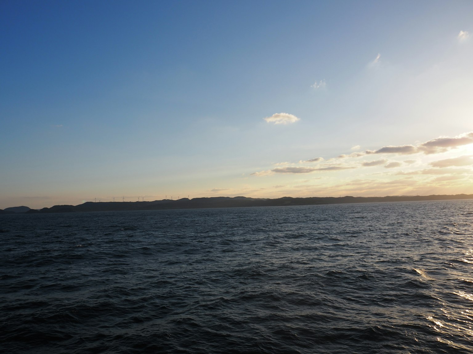 Vue panoramique de la mer bleue et du ciel avec un coucher de soleil