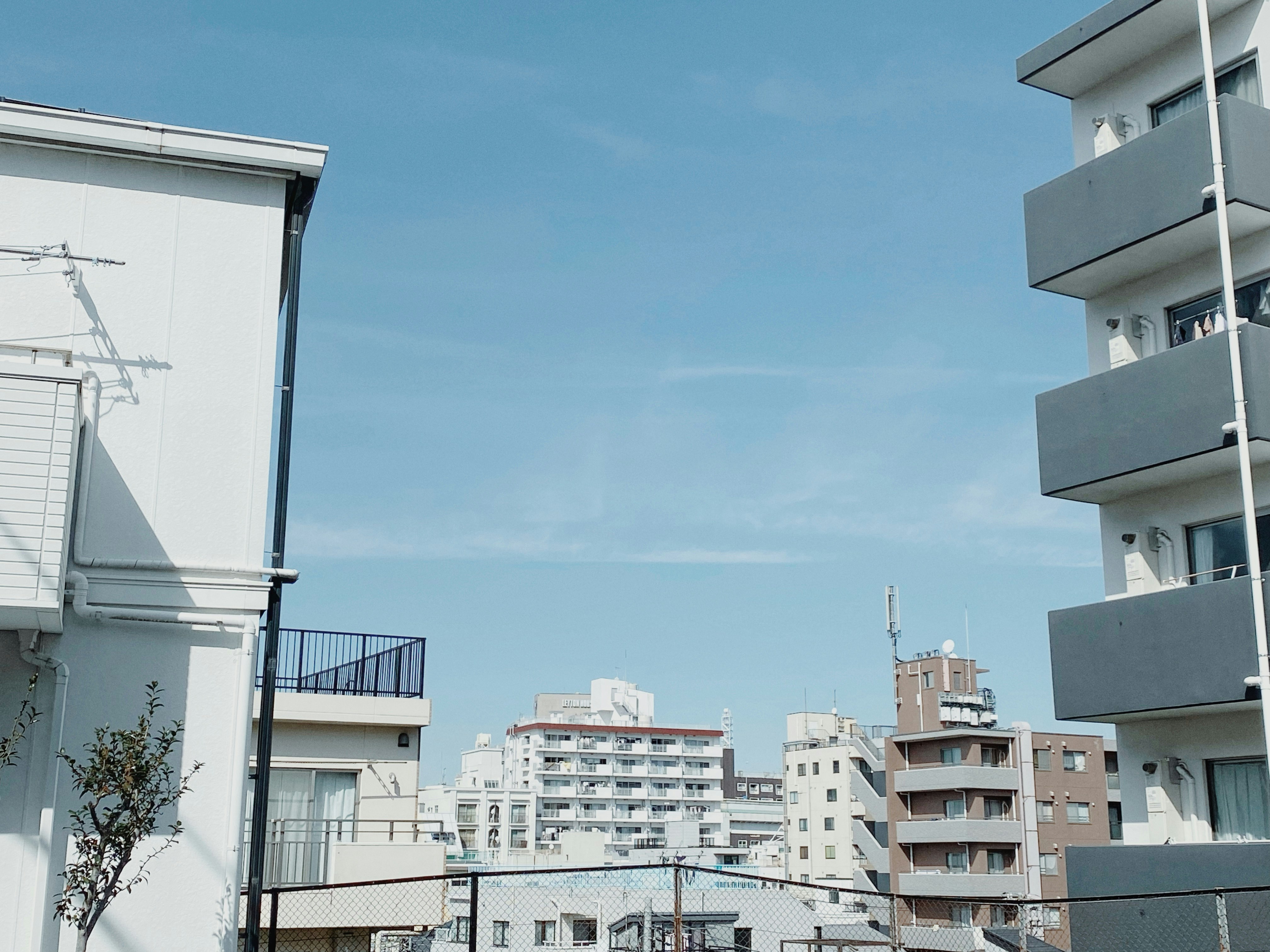 vue de bâtiments résidentiels alignés sous un ciel bleu