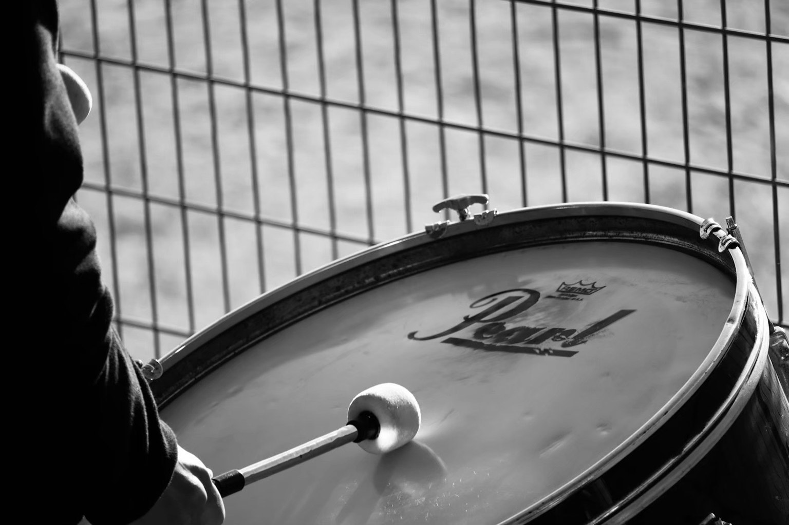 Cận cảnh trống bass màu đen trắng có logo Pearl