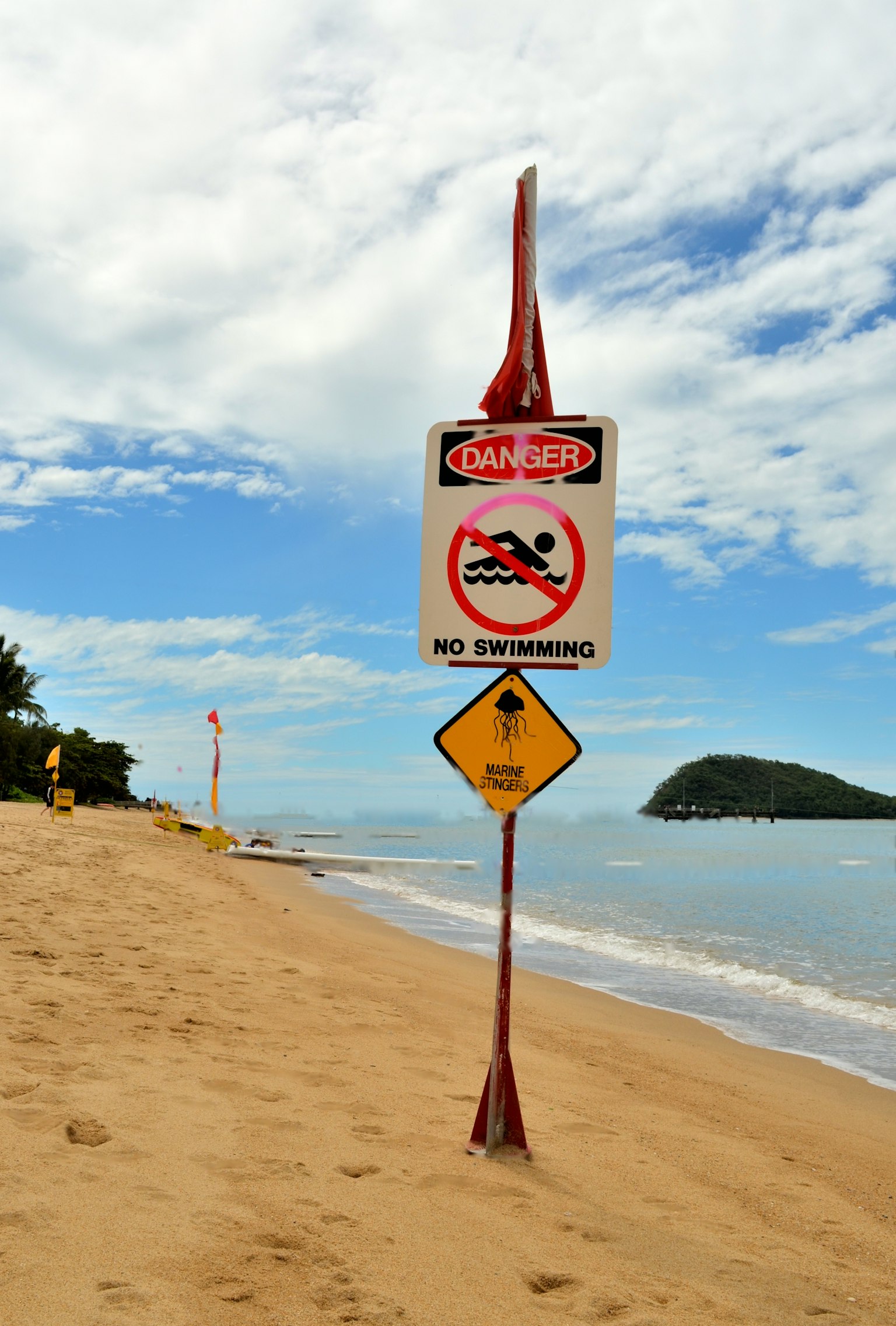 Scène de plage avec des panneaux d'avertissement contre la baignade