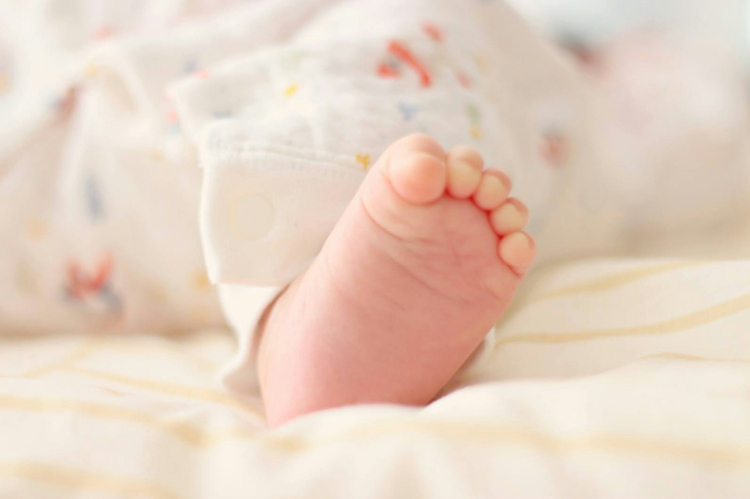 Cận cảnh bàn chân trẻ em Tông màu da mềm mại với những ngón chân dễ thương