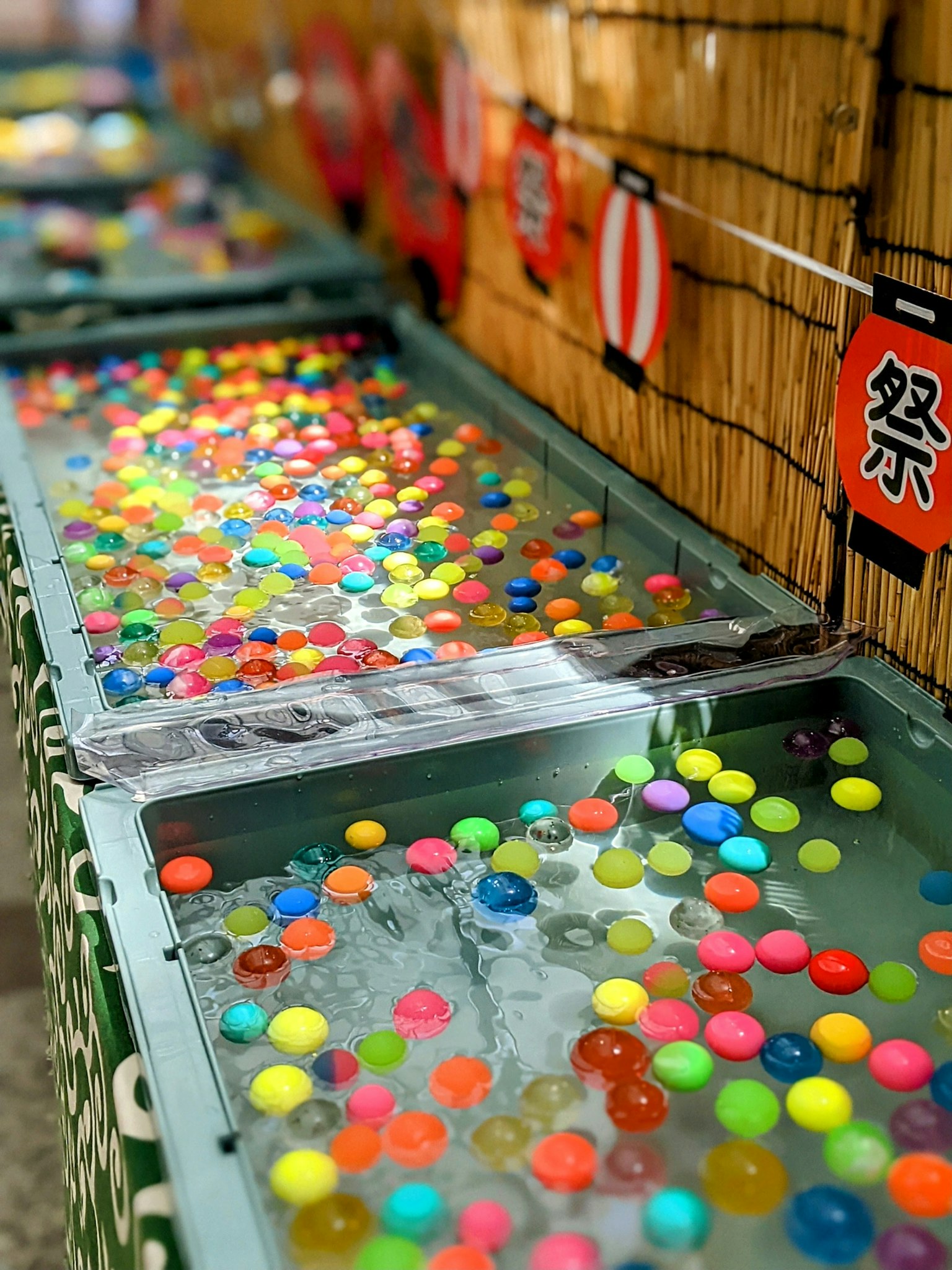 五彩繽紛的塑料球漂浮在水池中