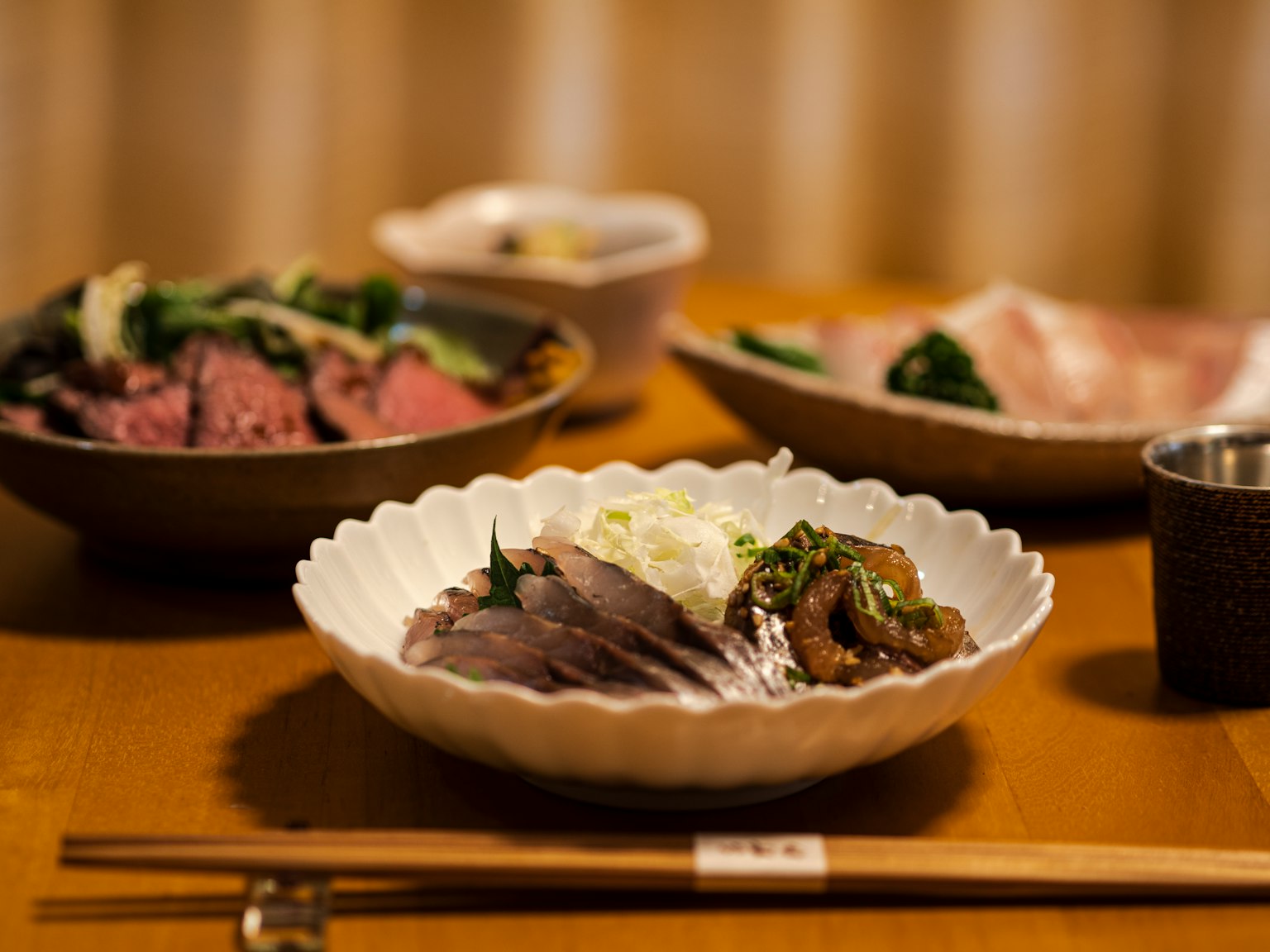 Une belle présentation de table mettant en avant la cuisine japonaise traditionnelle