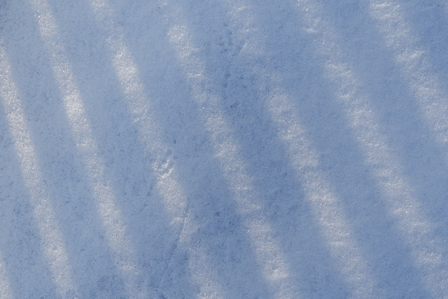 Blauer Hintergrund mit hellem Streifenmuster