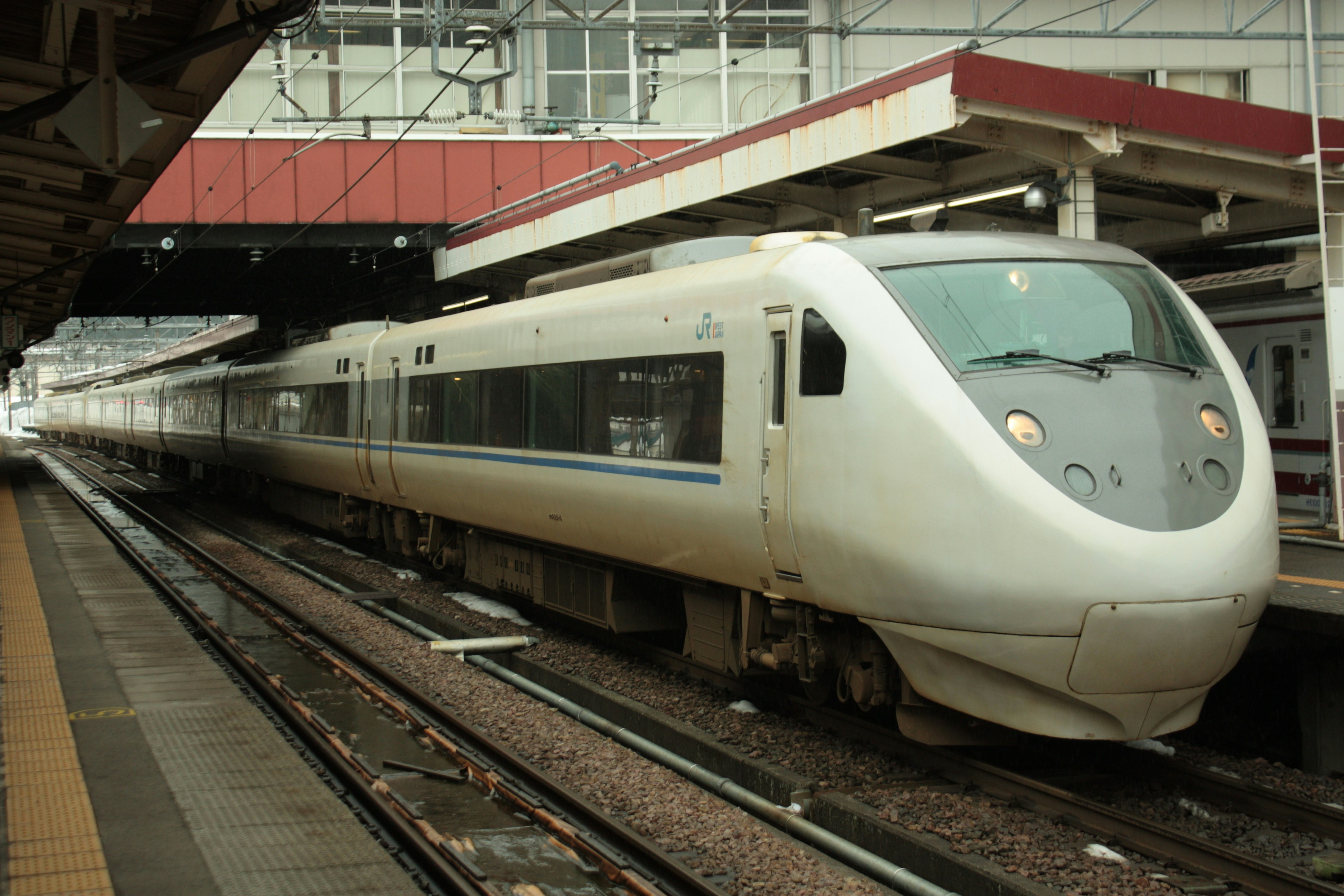 รถไฟความเร็วสูงจอดที่ชานชาลาในสถานี