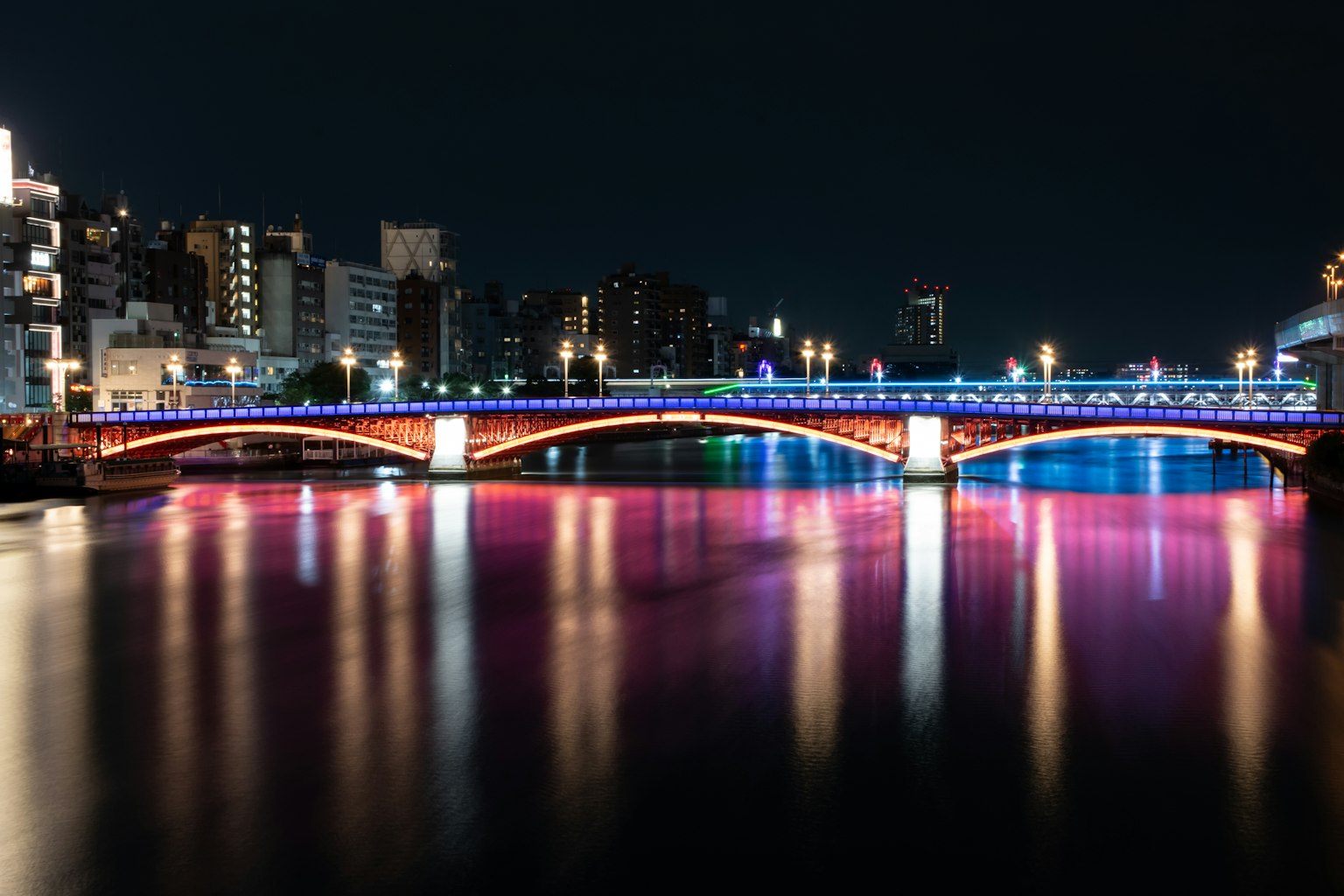 Cầu Tokyo được chiếu sáng vào ban đêm với đèn màu sắc