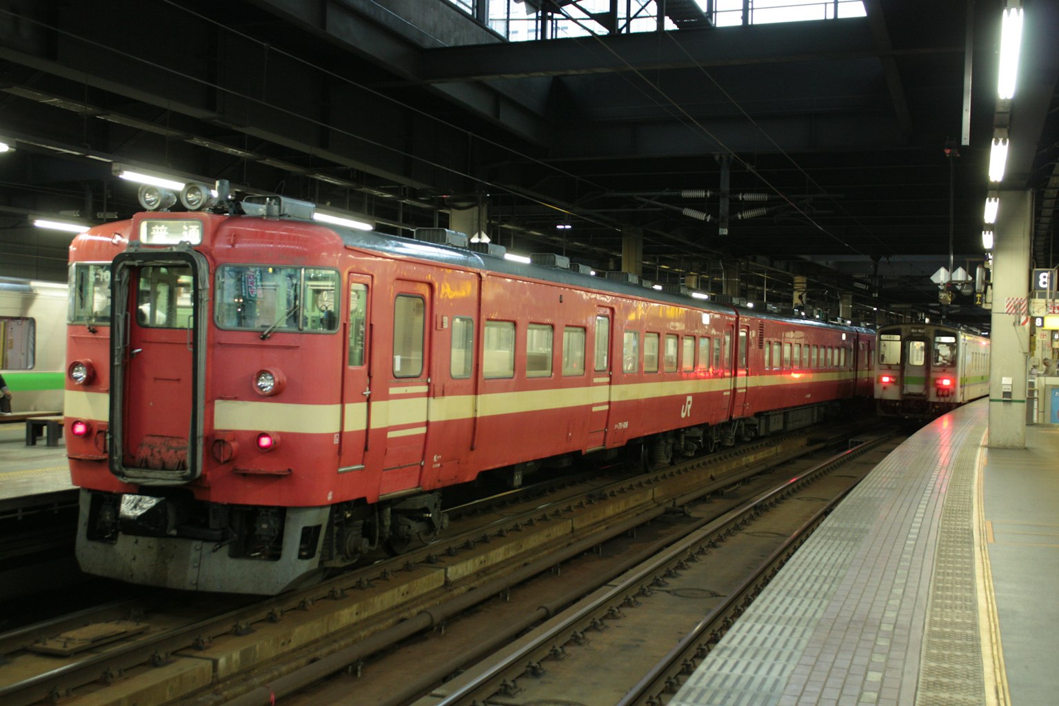 Kereta merah berhenti di stasiun