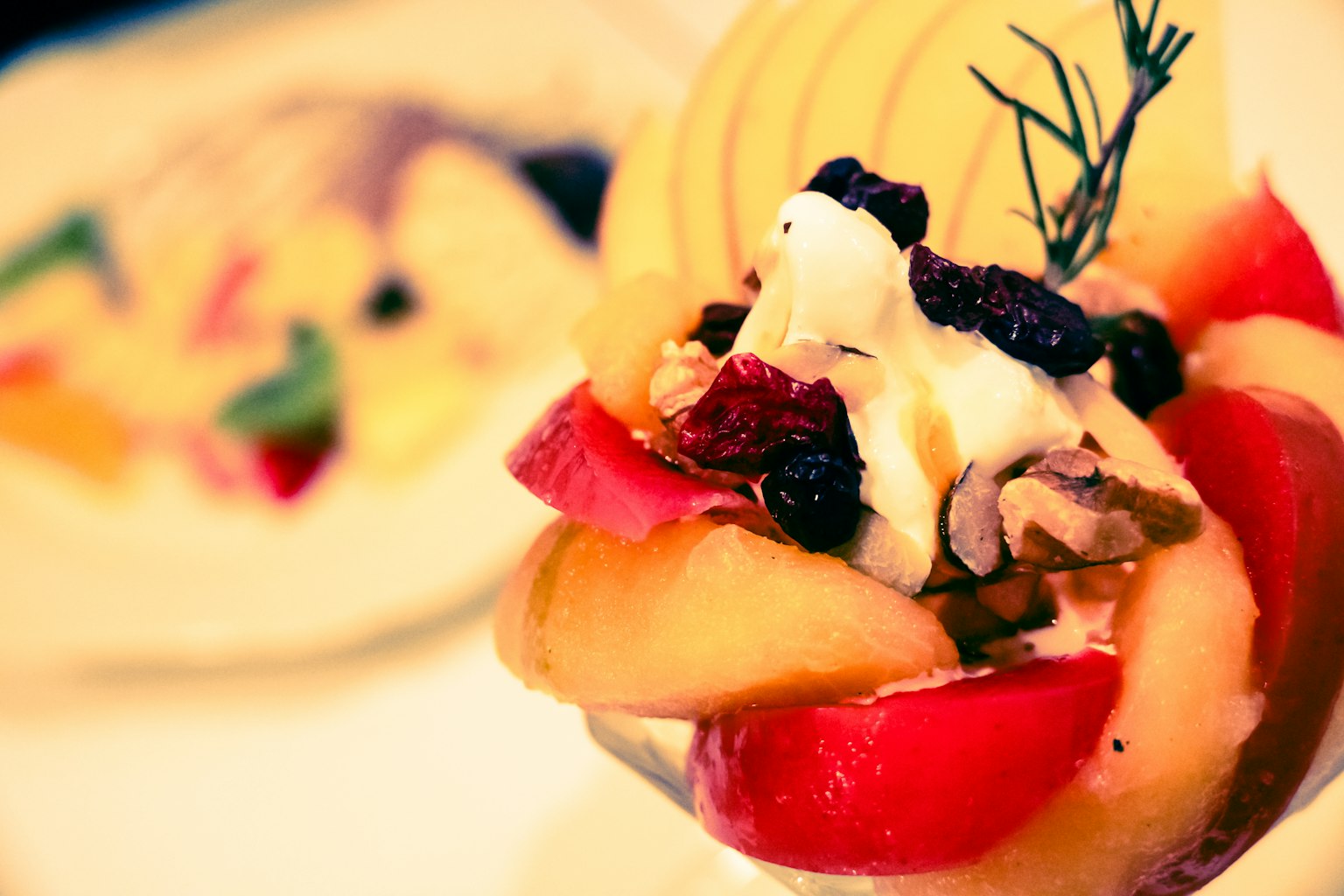 Parfait buah yang disajikan lezat dengan krim dan kacang