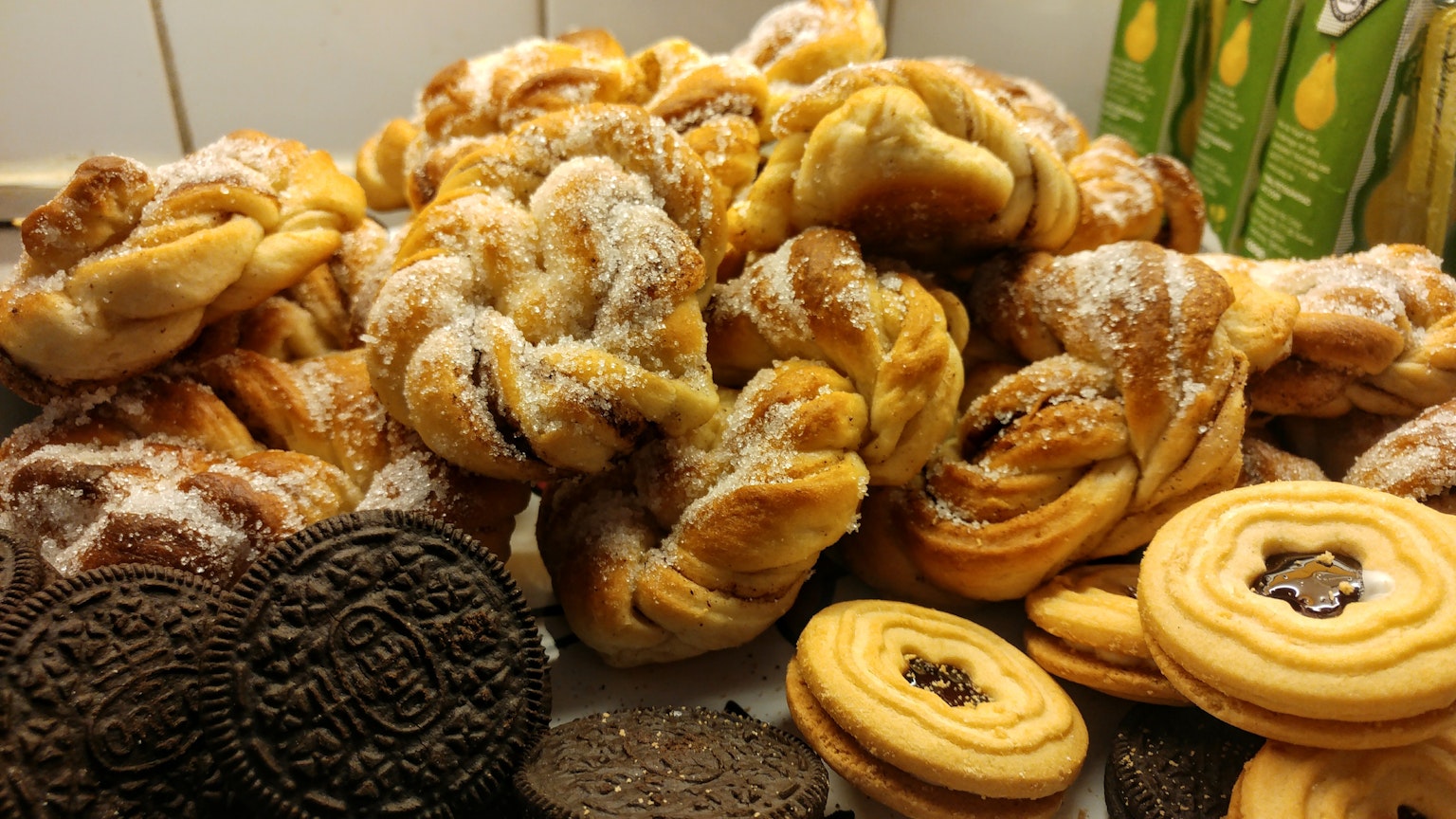 Una montagna di dolci e biscotti assortiti