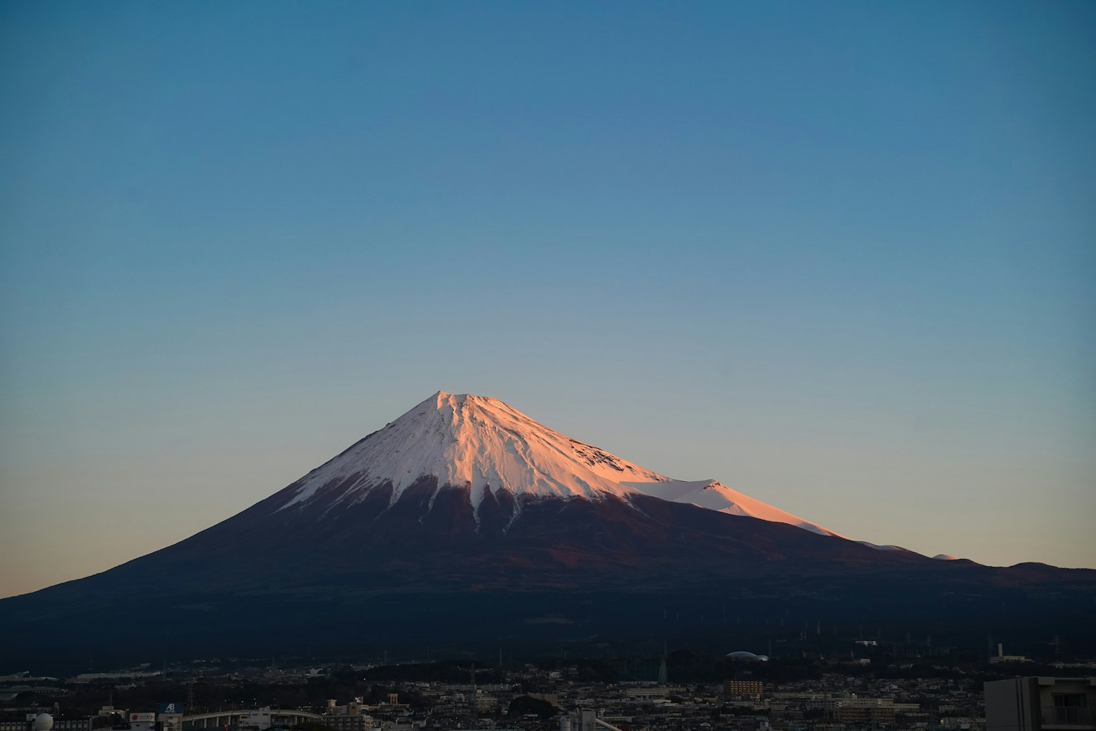 Atemberaubender Blick auf den Fuji bei Sonnenuntergang Klarer blauer Himmel mit schneebedeckter Spitze