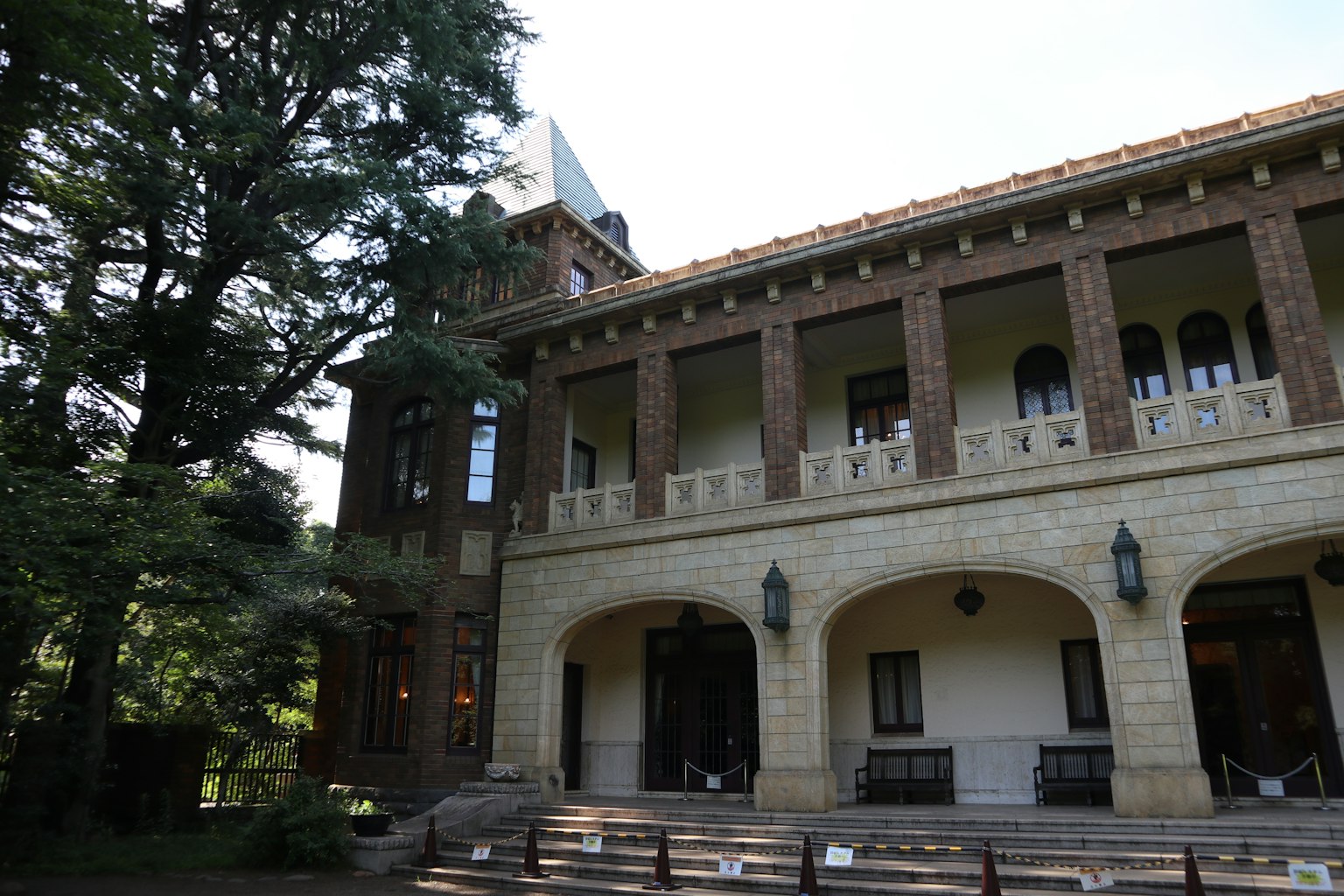 Hermosa fachada de edificio histórico con impresionante fachada de piedra y árboles alrededor