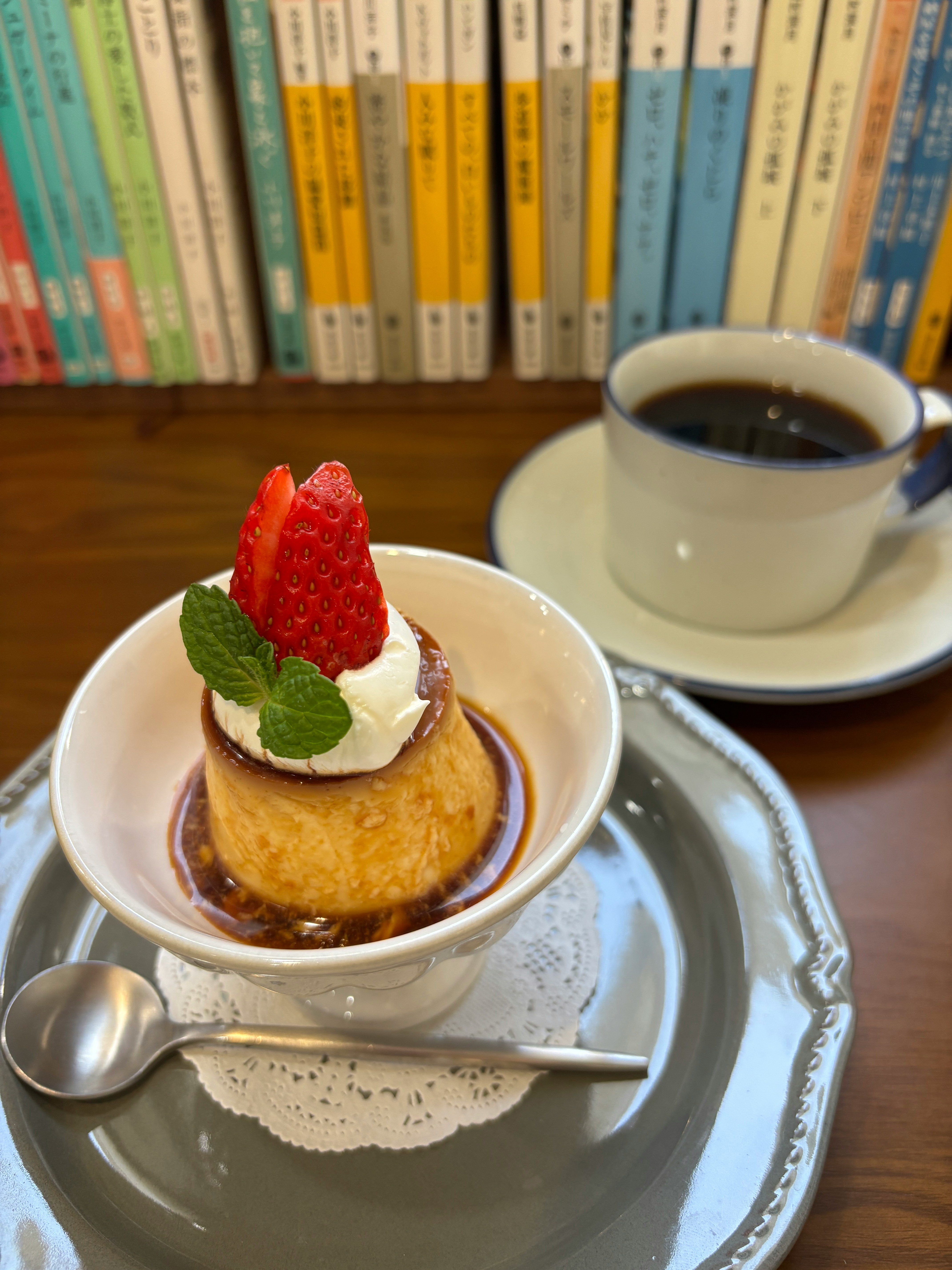 Dolce alle fragole e caffè serviti nel caffè Kissa Kotonoha