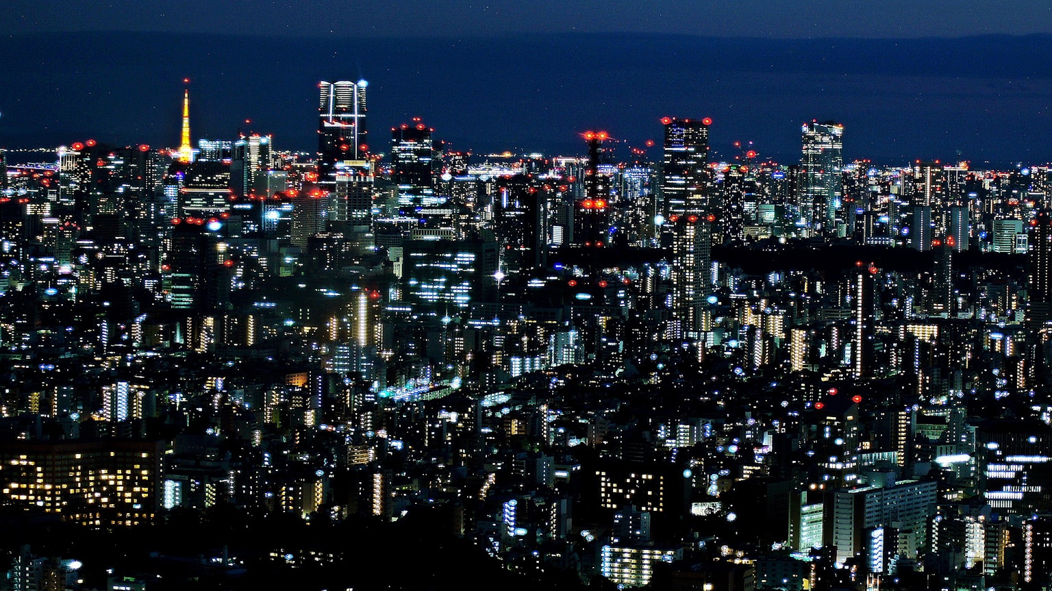 Pemandangan malam kota Tokyo dengan Menara Tokyo yang diterangi