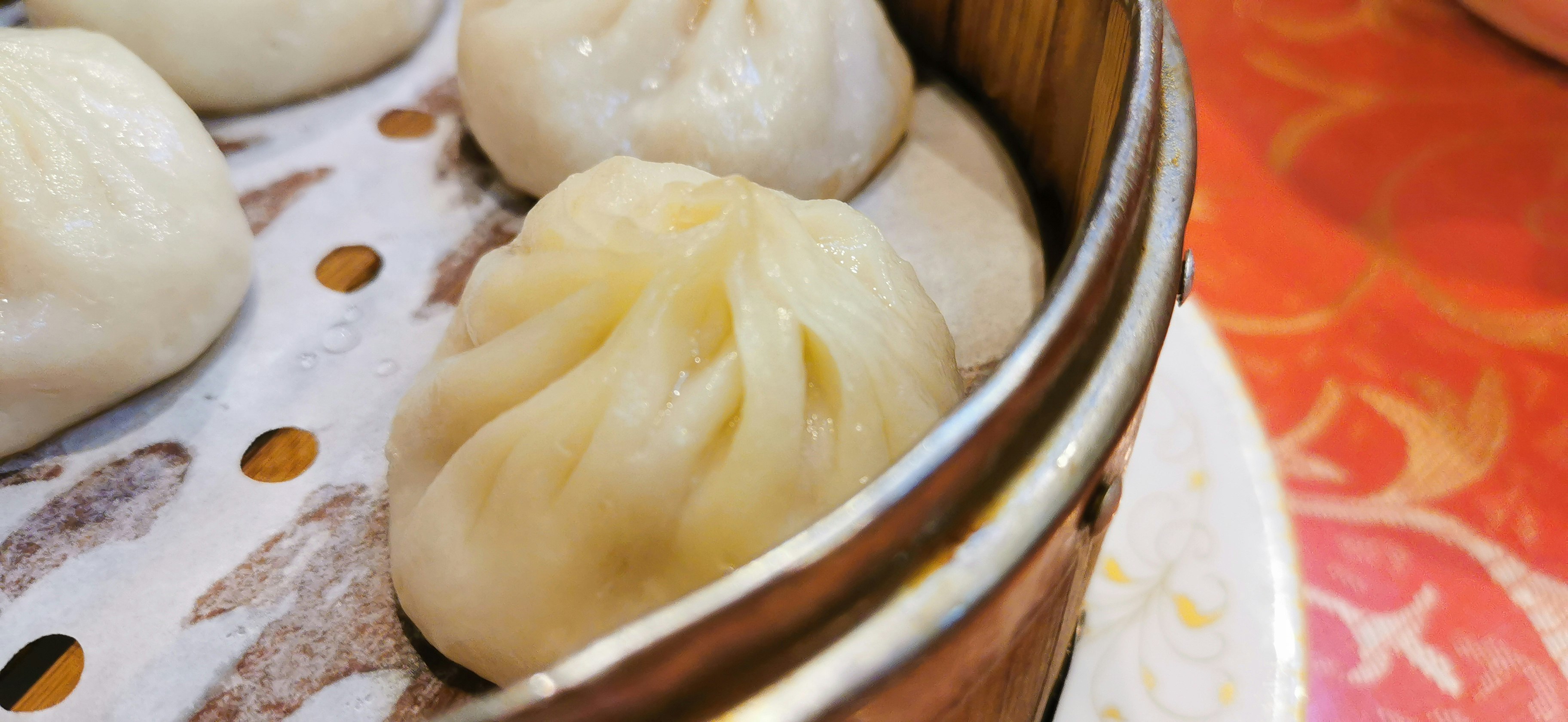 竹蒸籠裡的蒸餃特寫