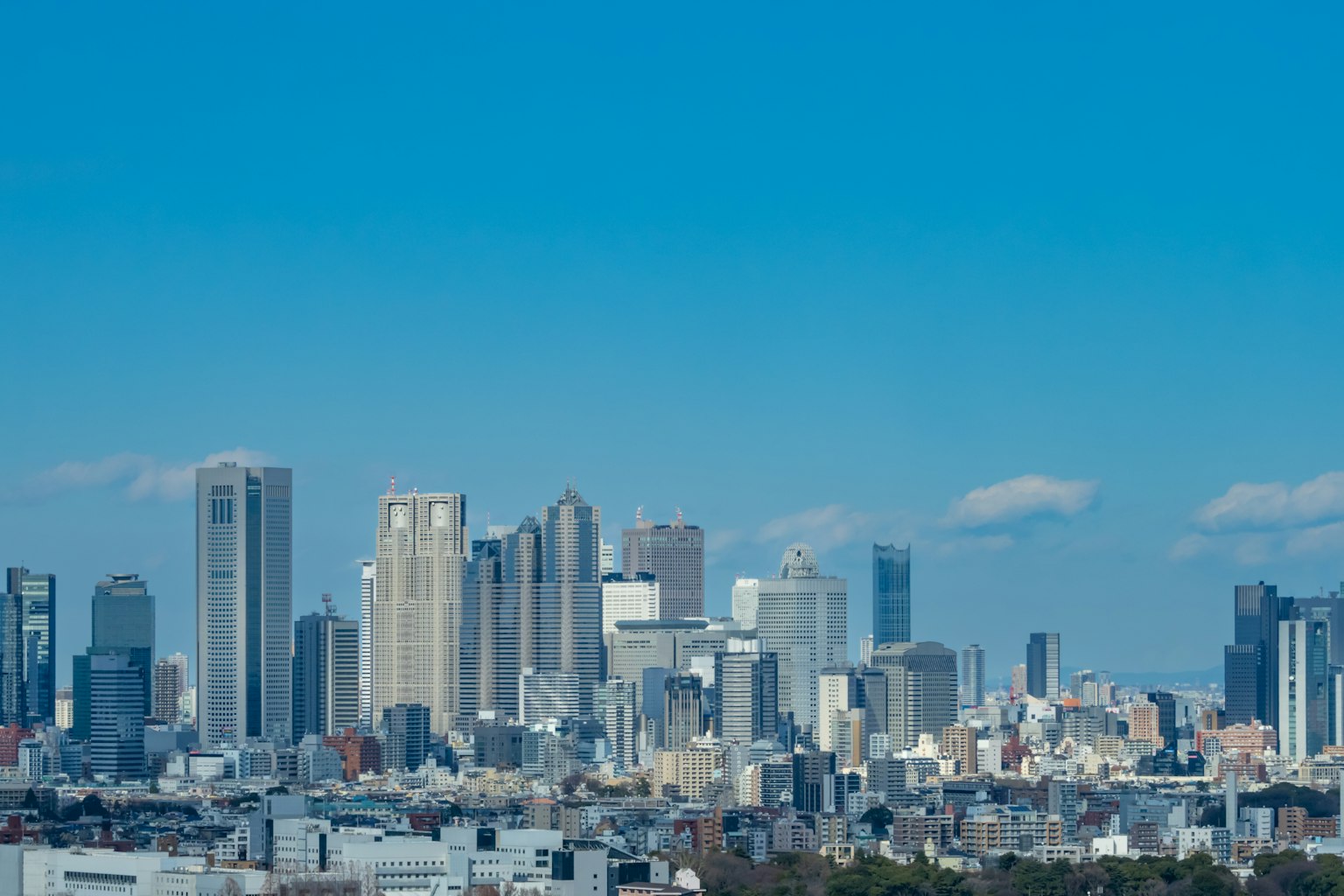Tokio Skyline mit hohen Gebäuden unter einem blauen Himmel