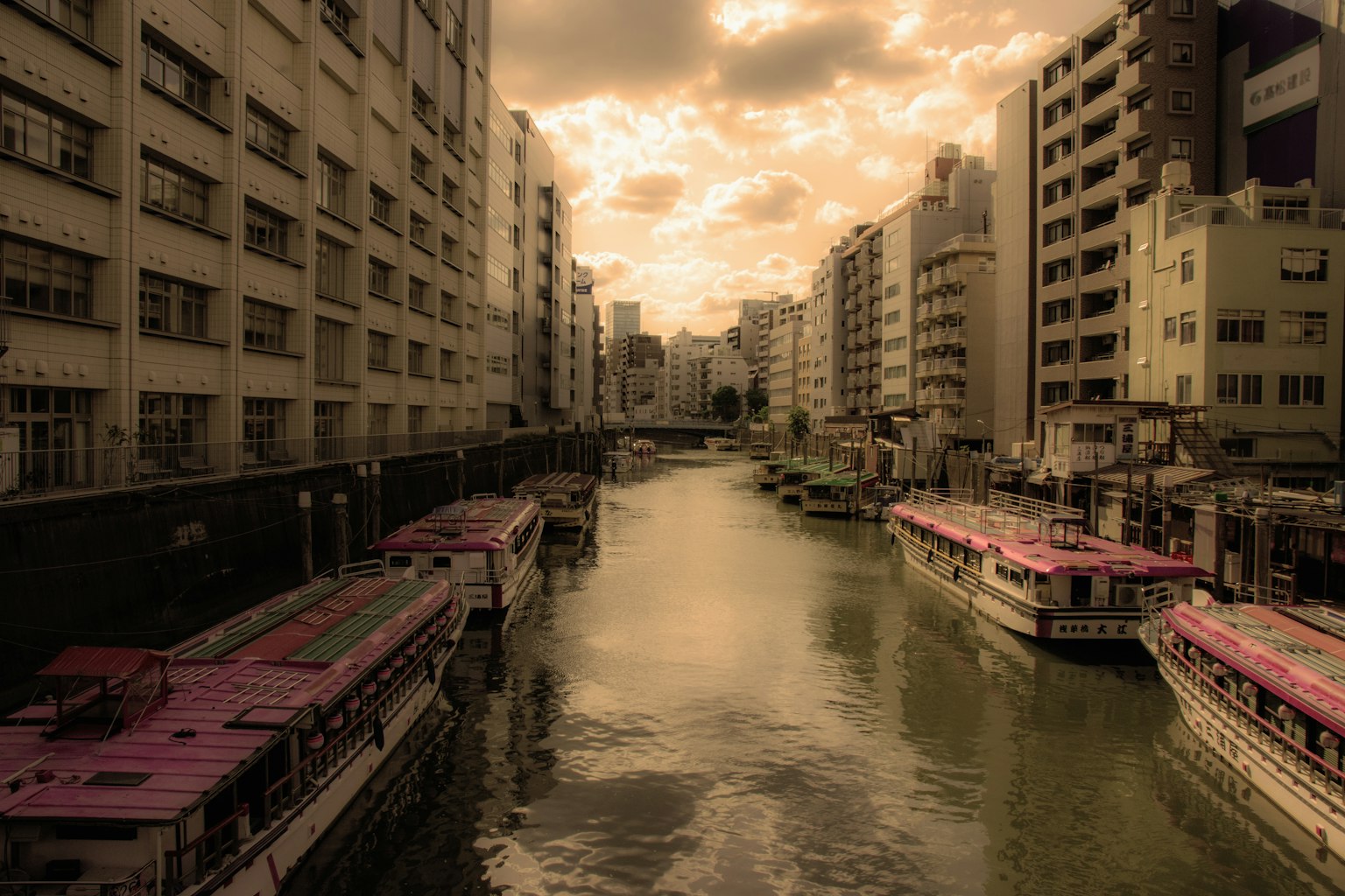 Paisaje urbano con un río y edificios barcos atracados