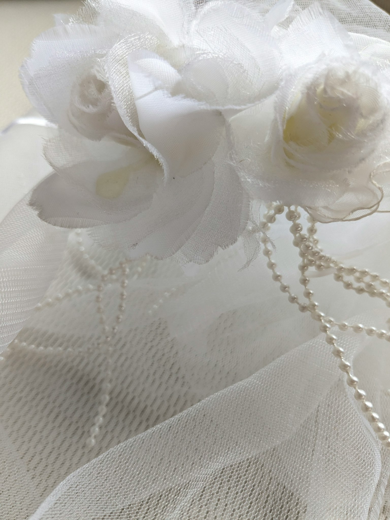 Décoration douce avec des fleurs blanches et des perles