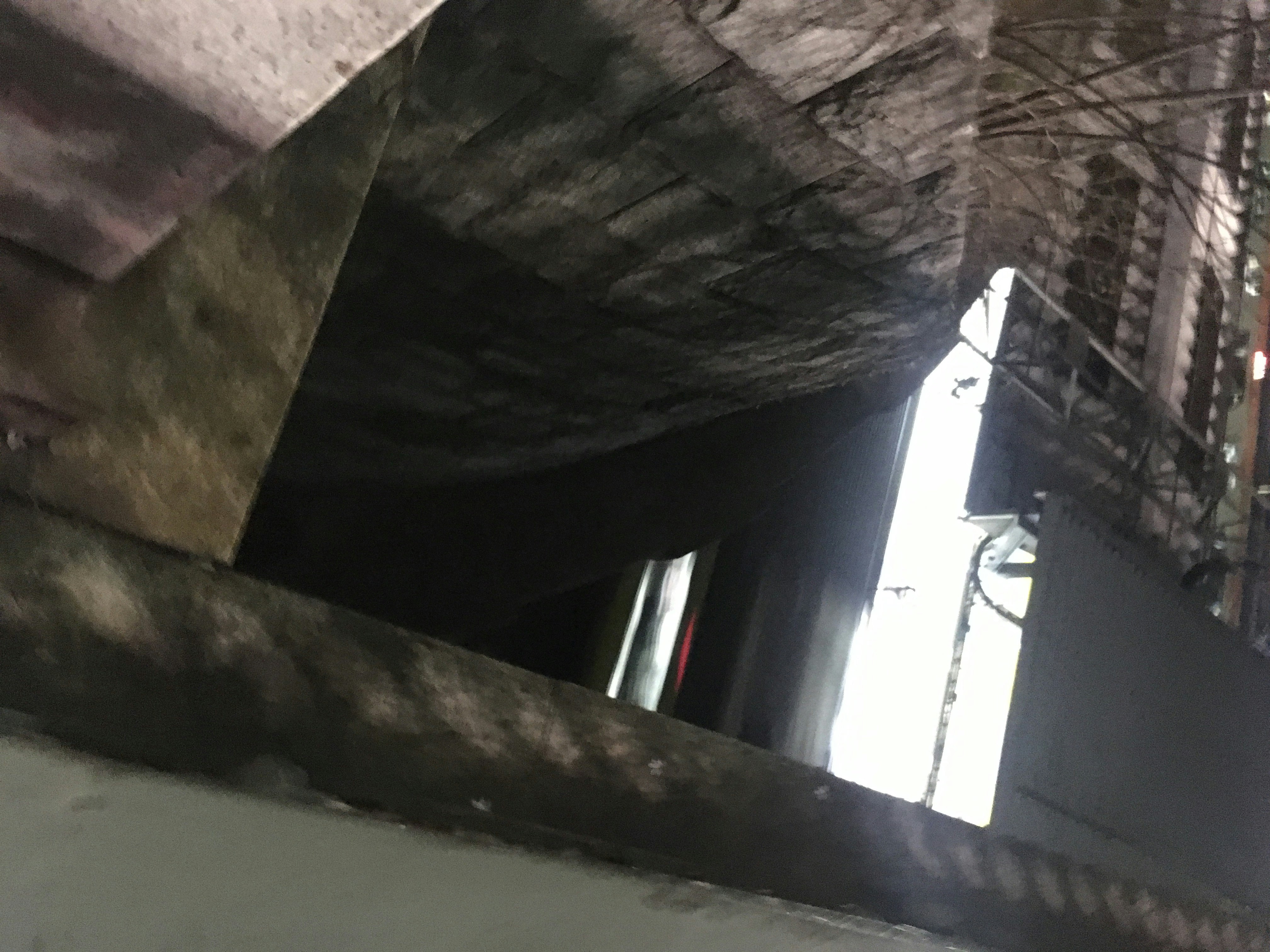 階段の吹き抜けから差し込む光