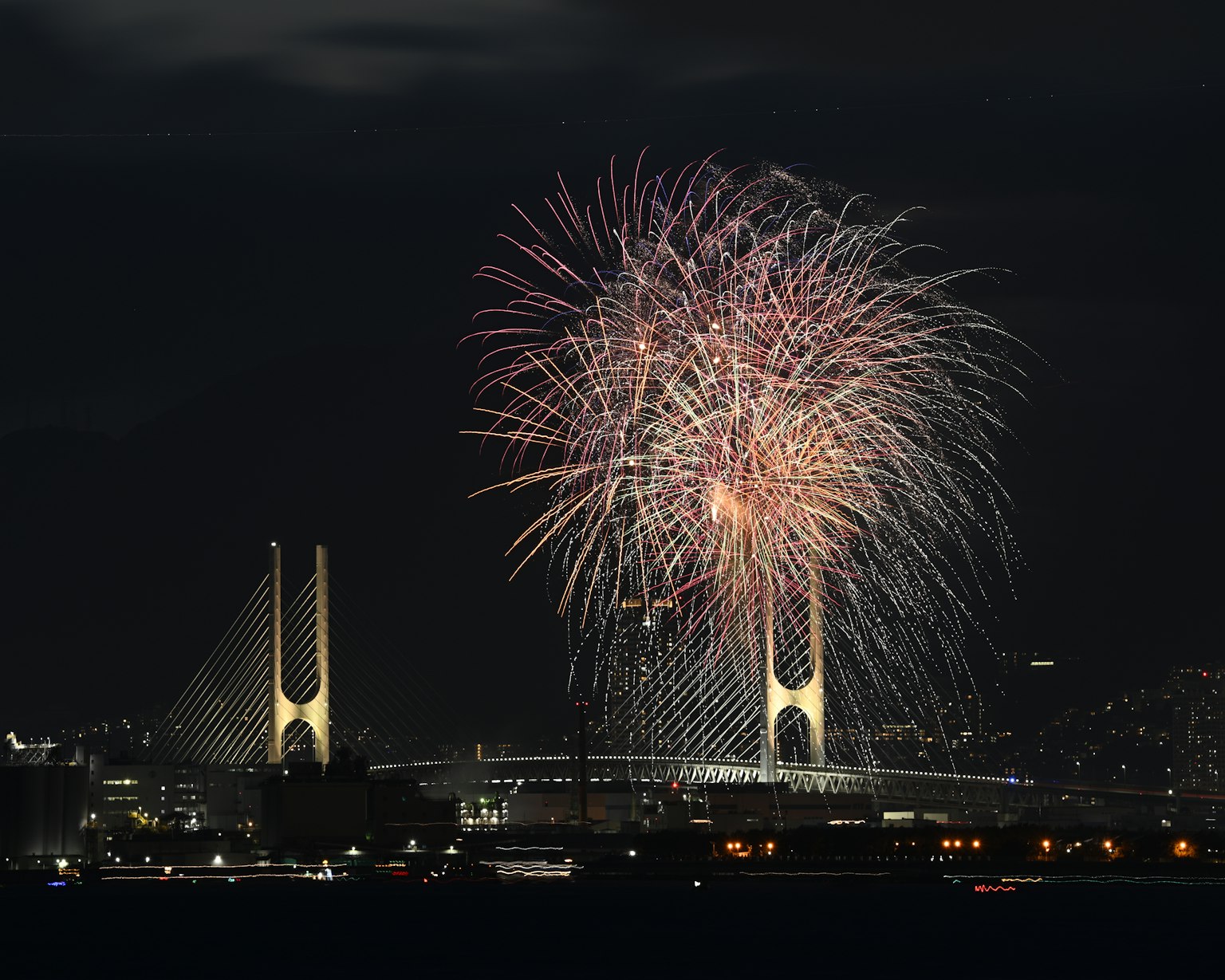 Fuegos artificiales floreciendo en el cielo nocturno de Yokohama