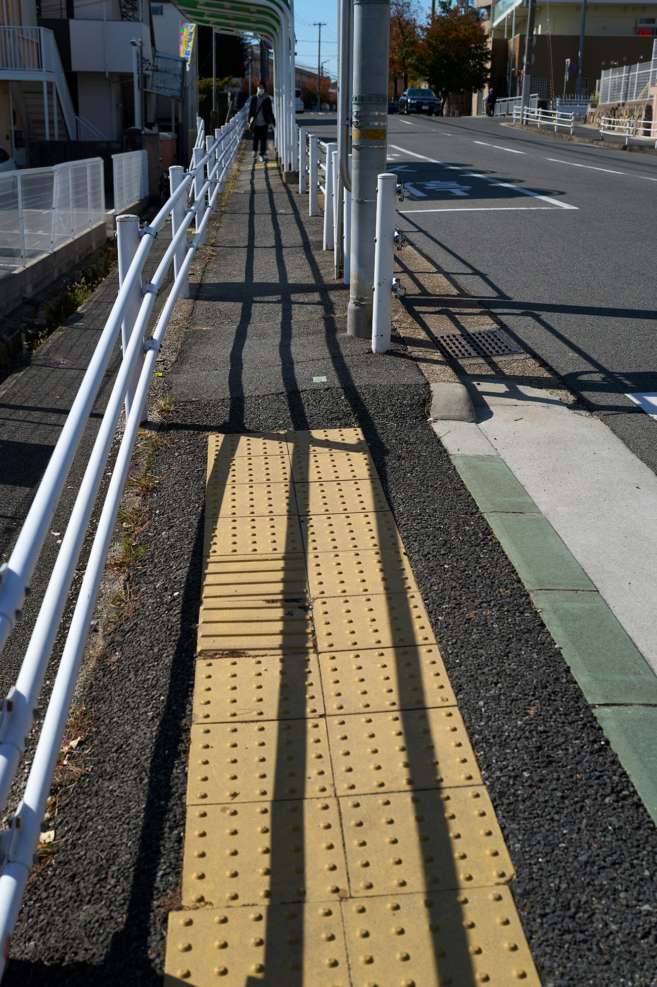 点字ブロックのある歩道と車道の境目