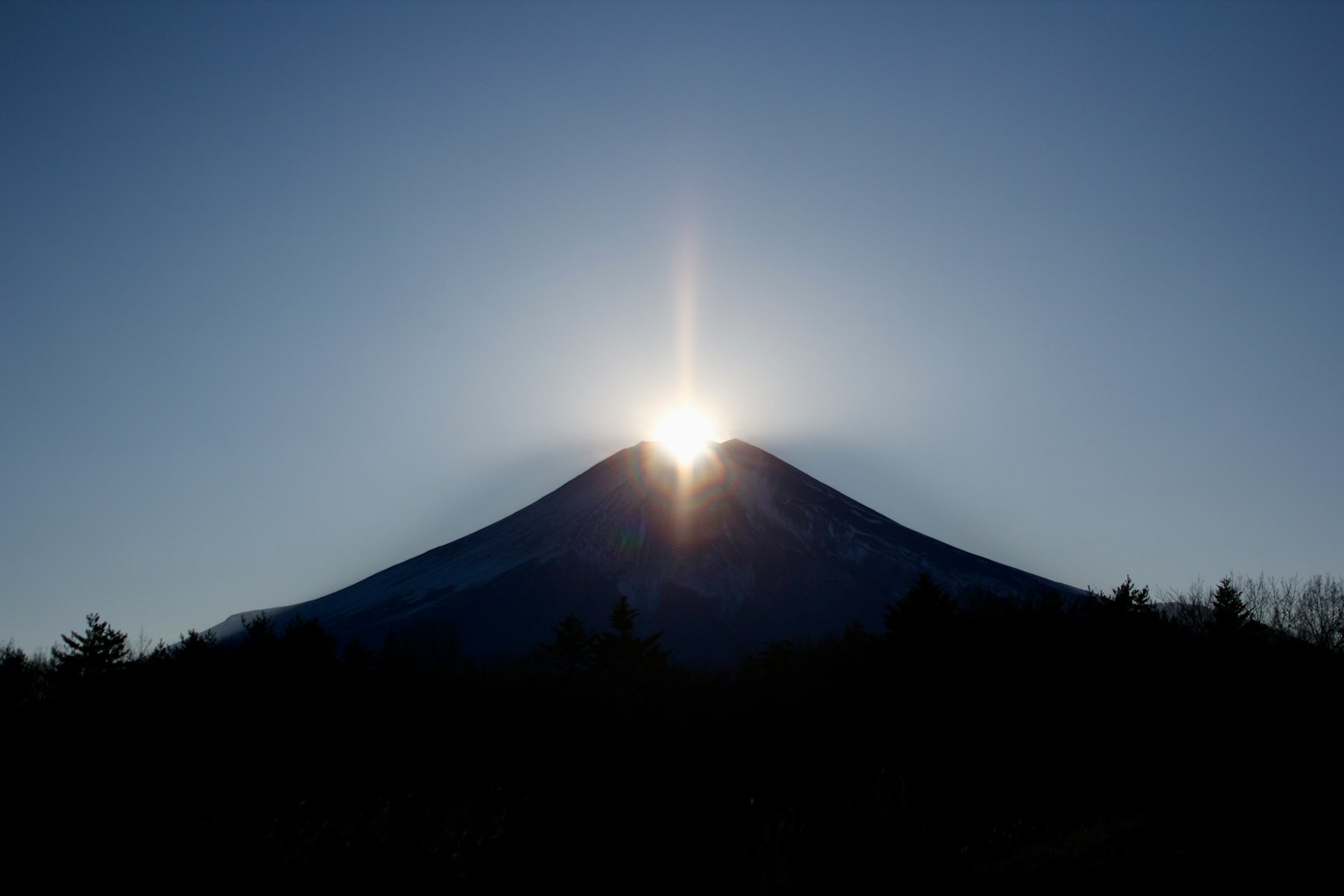 Luce del sole che brilla sulla cima del monte Fuji