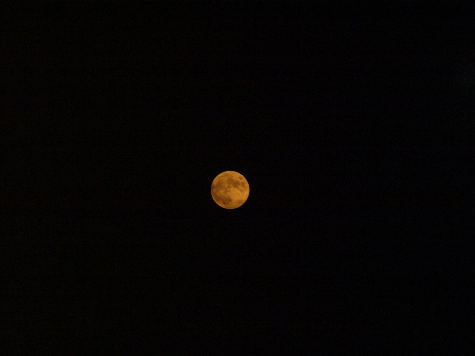 Luna llena naranja en el cielo nocturno