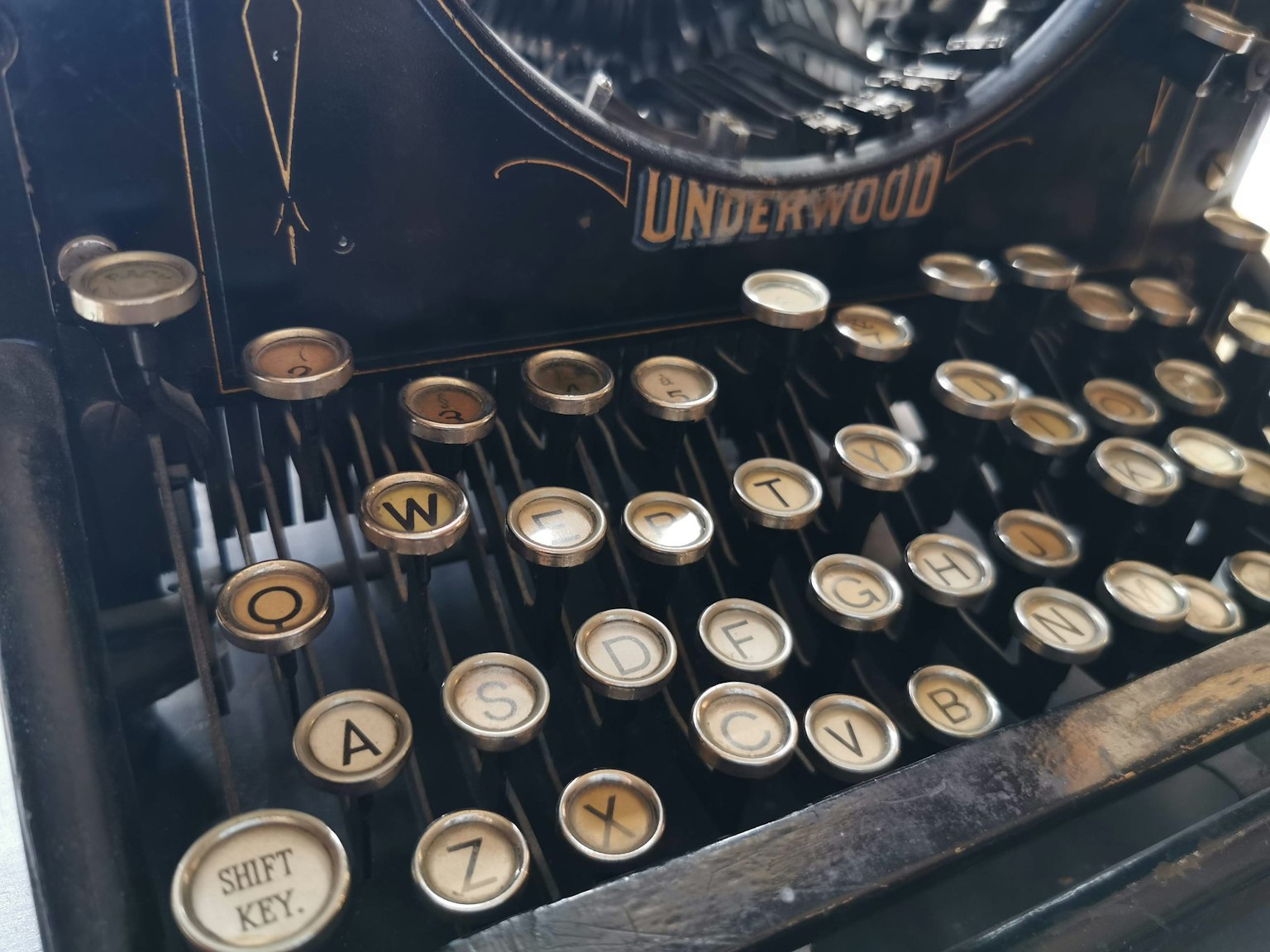 ภาพใกล้ของแป้นพิมพ์เครื่องพิมพ์ดีด Underwood โบราณ