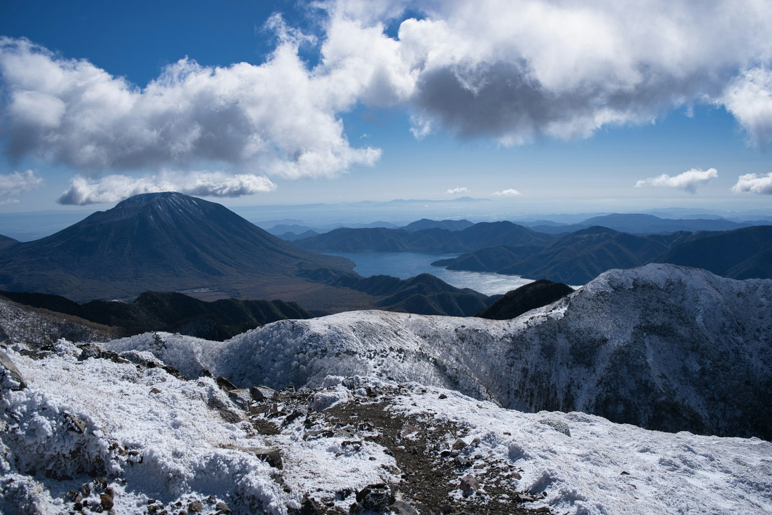 Montagne innevate con vista sul cielo blu
