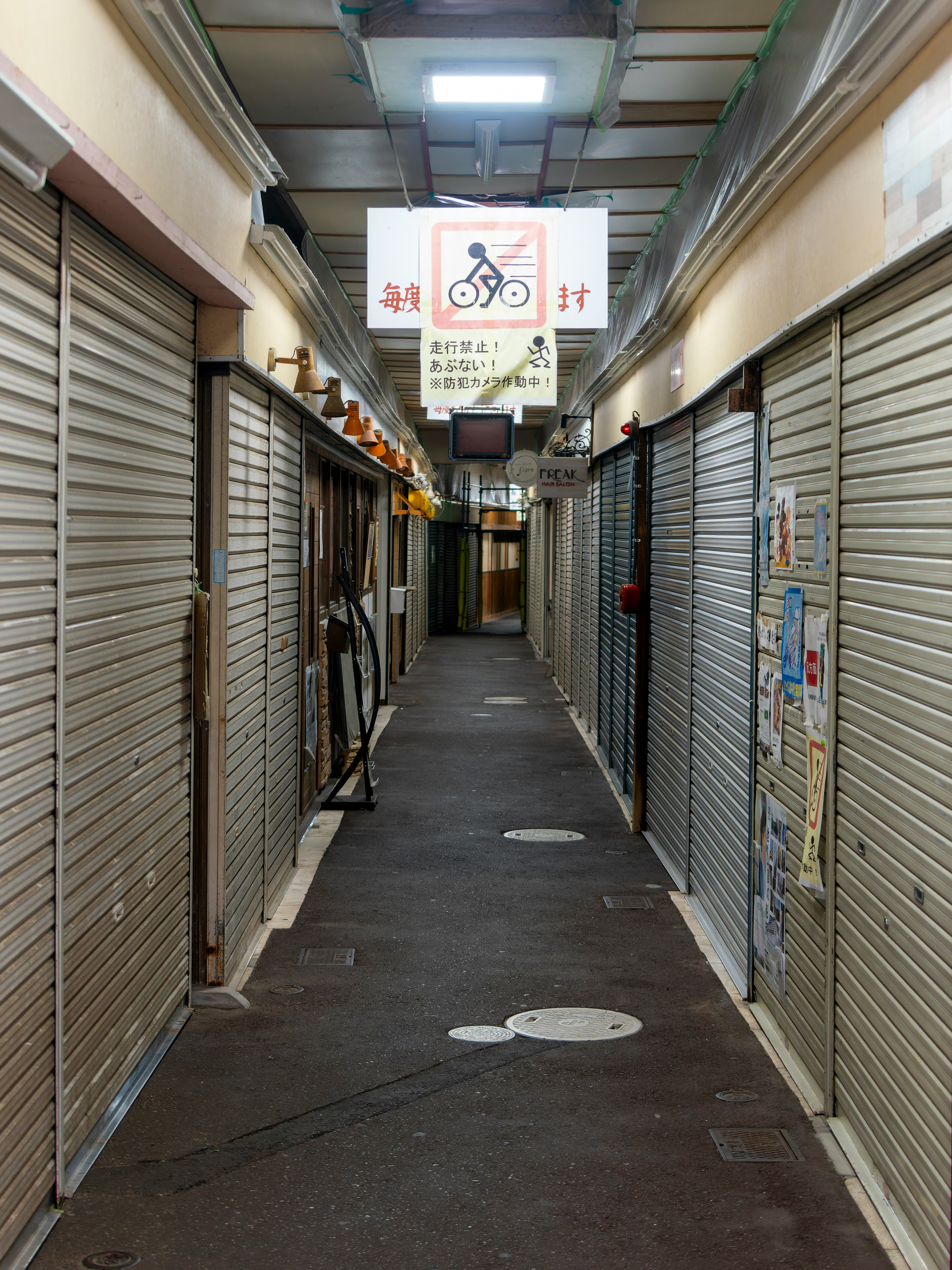 開店前の商店街の軒先に並ぶシャッター通り