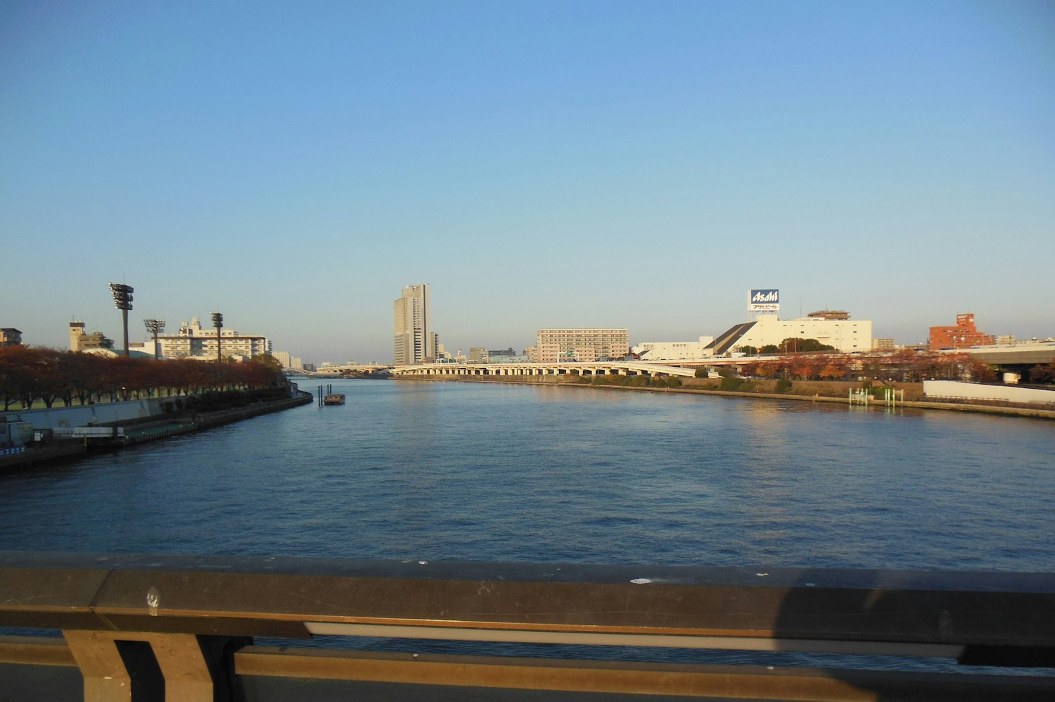 河流與建築的城市景觀