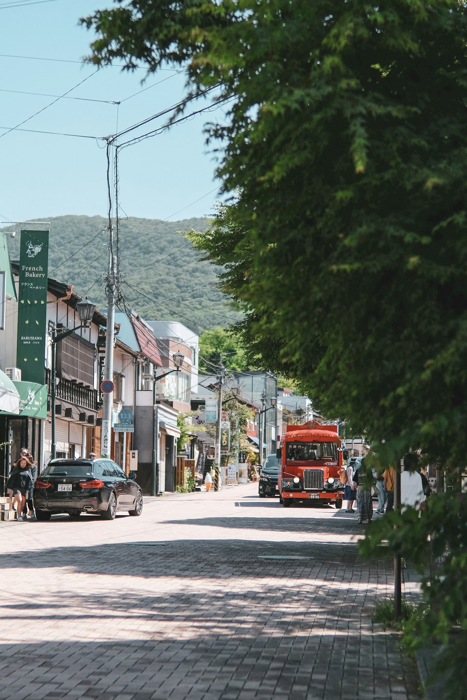 Ruhige Straßenszene mit Berg im Hintergrund und rotem Lastwagen