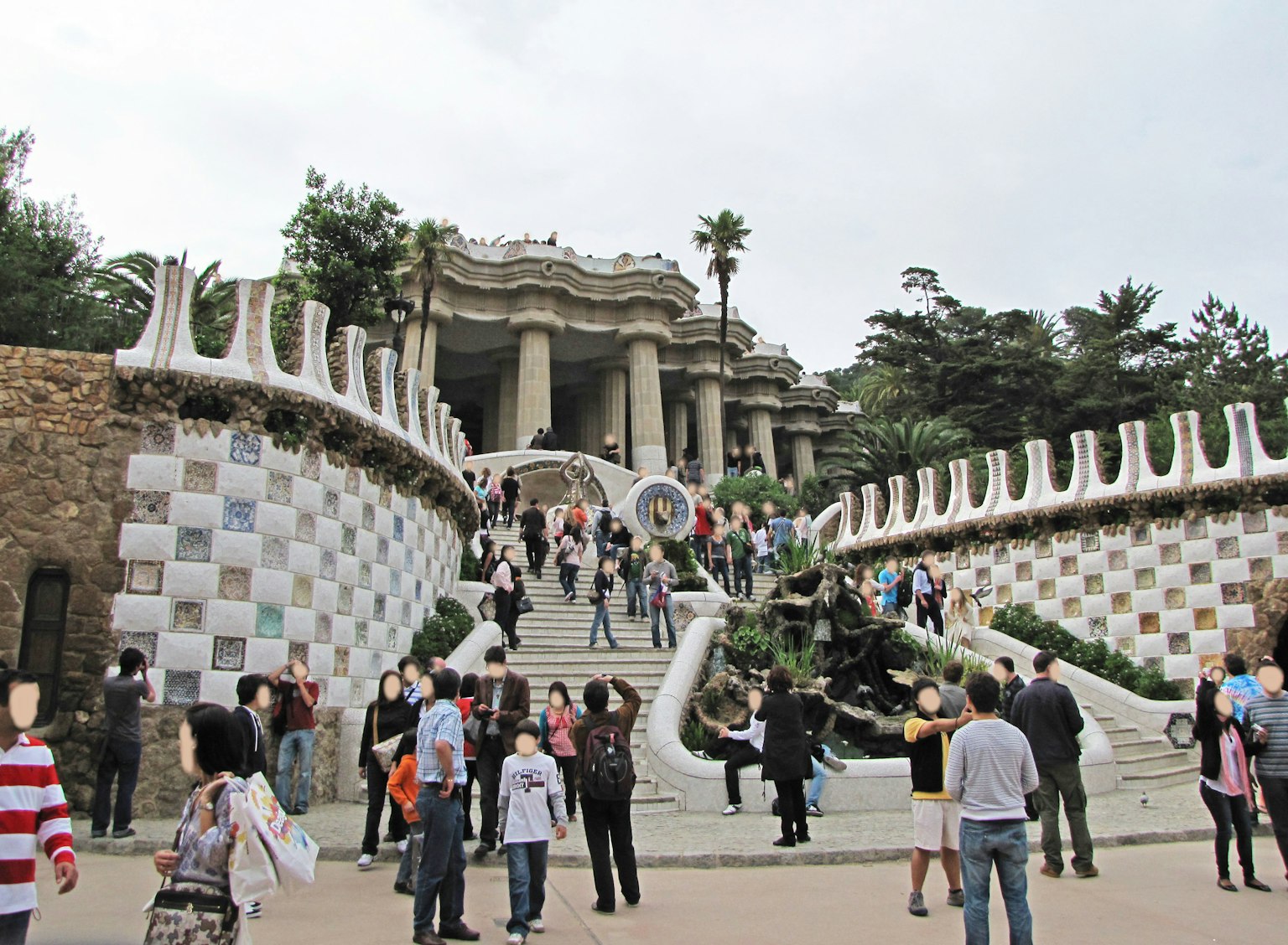 遊客在古埃爾公園入口處，特色建築