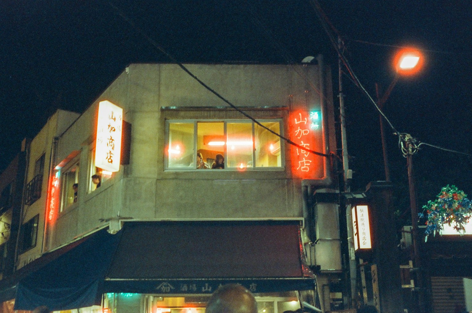 夜晚有明亮招牌的建築外觀