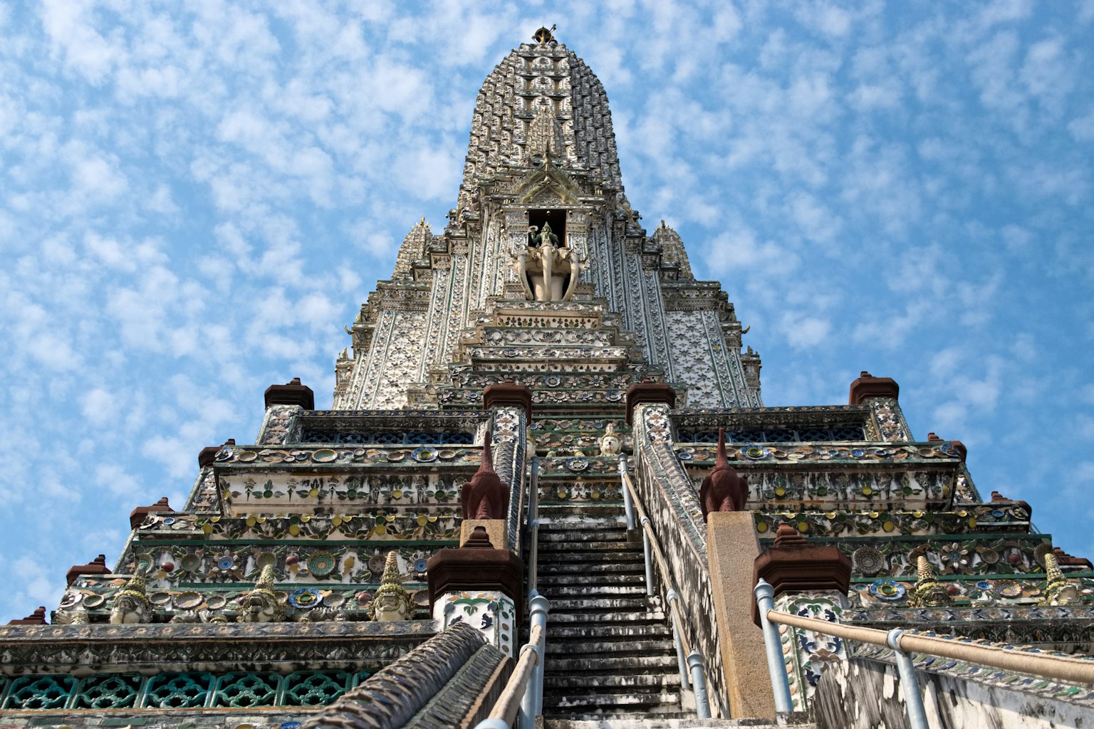พระปรางค์และบันไดสวยงามของวัดอรุณในกรุงเทพฯ