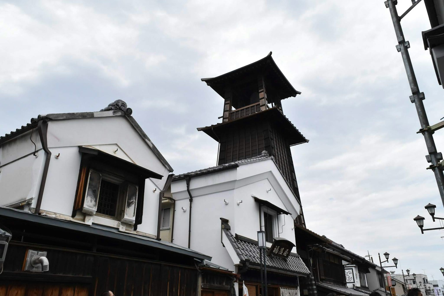 Bâtiments japonais traditionnels avec une tour de l'horloge dans la rue