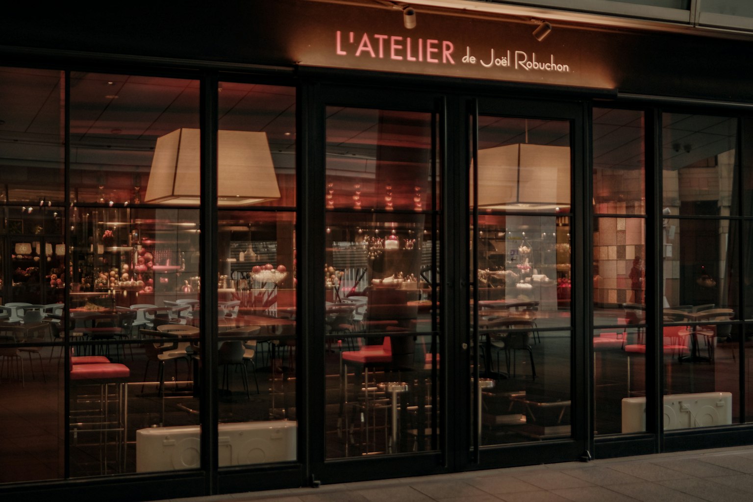 우아한 조명이 있는 L'Atelier 레스토랑 외관
