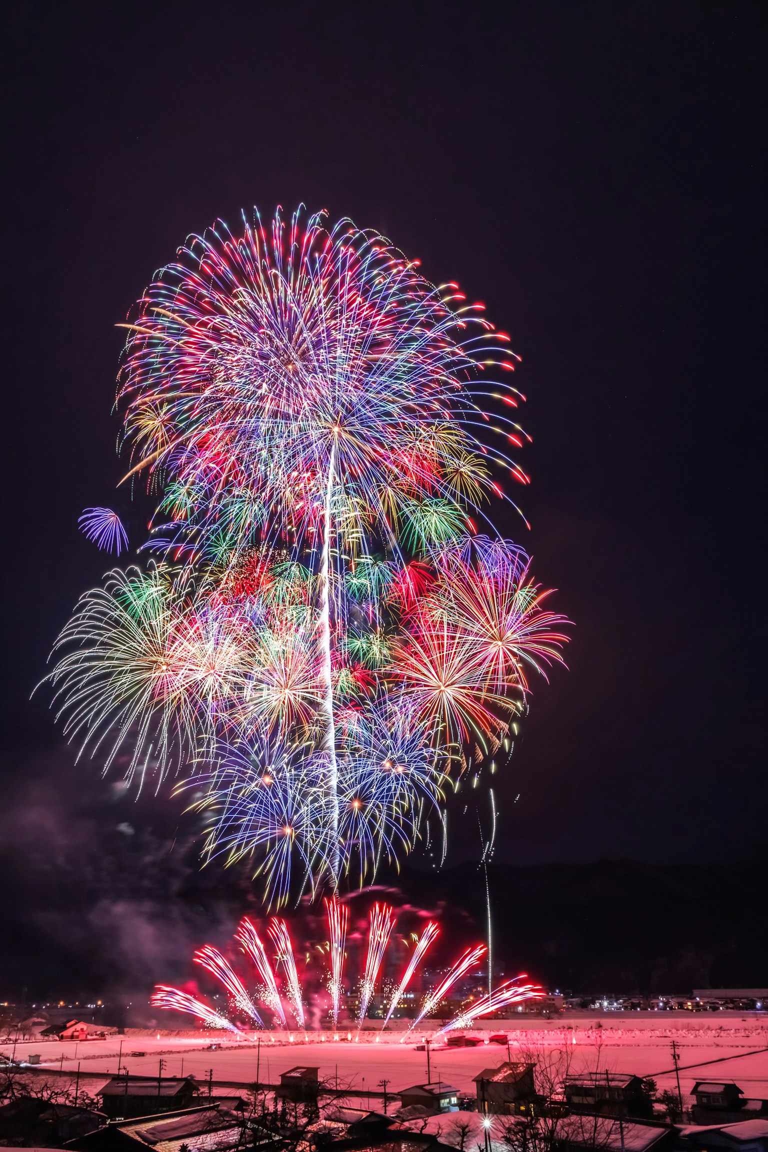 Fuochi d'artificio colorati esplodono nel cielo notturno