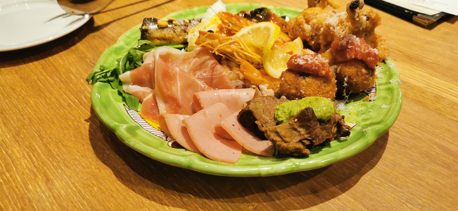Assortiment coloré de plats sur une assiette verte
