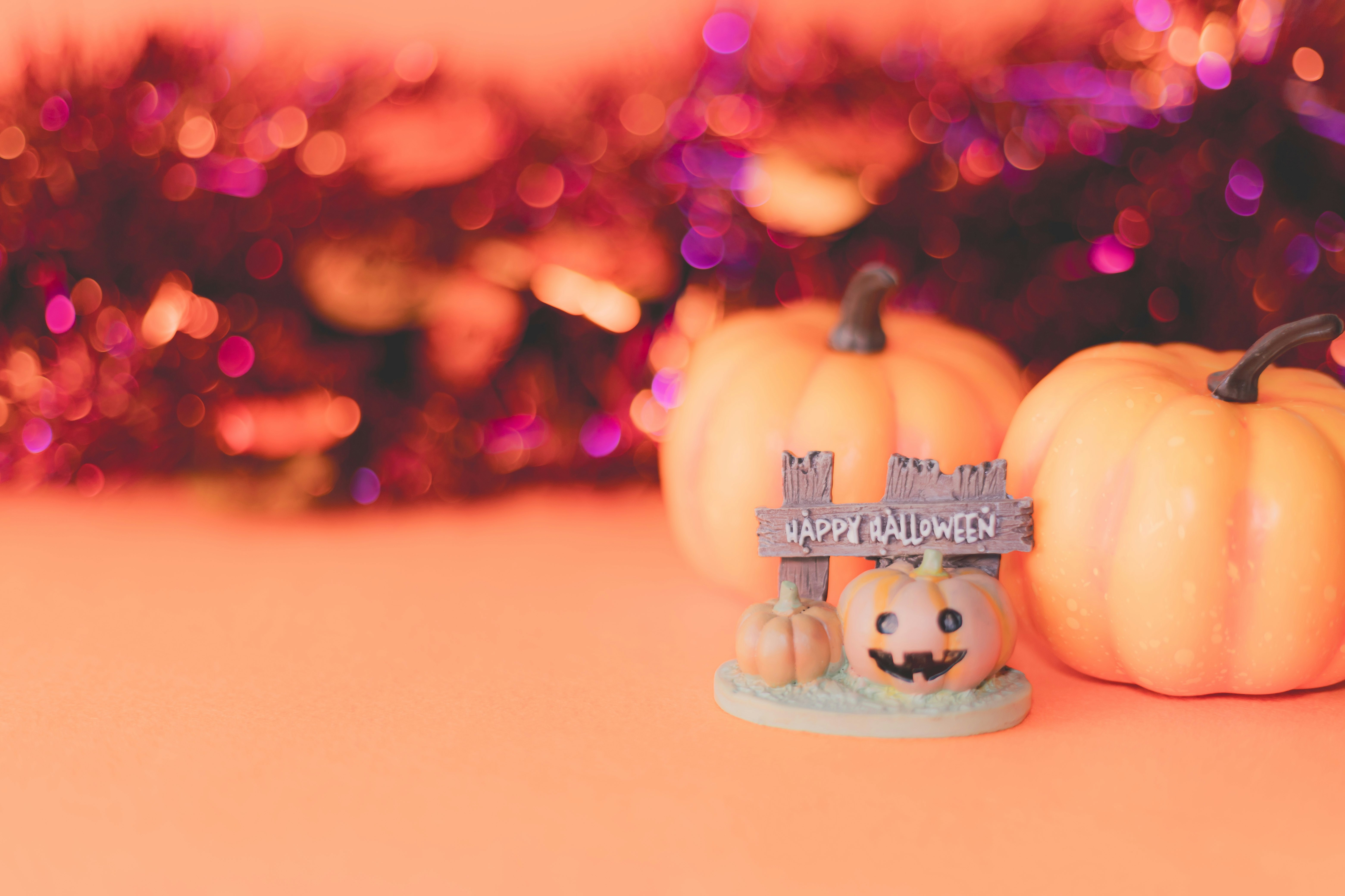 ハロウィンのミニかぼちゃ飾りとお菓子の置物