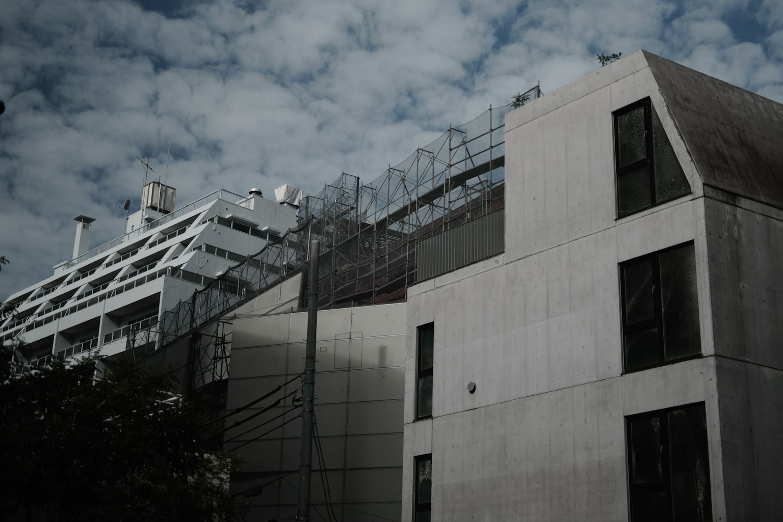 Fachada de un edificio moderno con cielo nublado