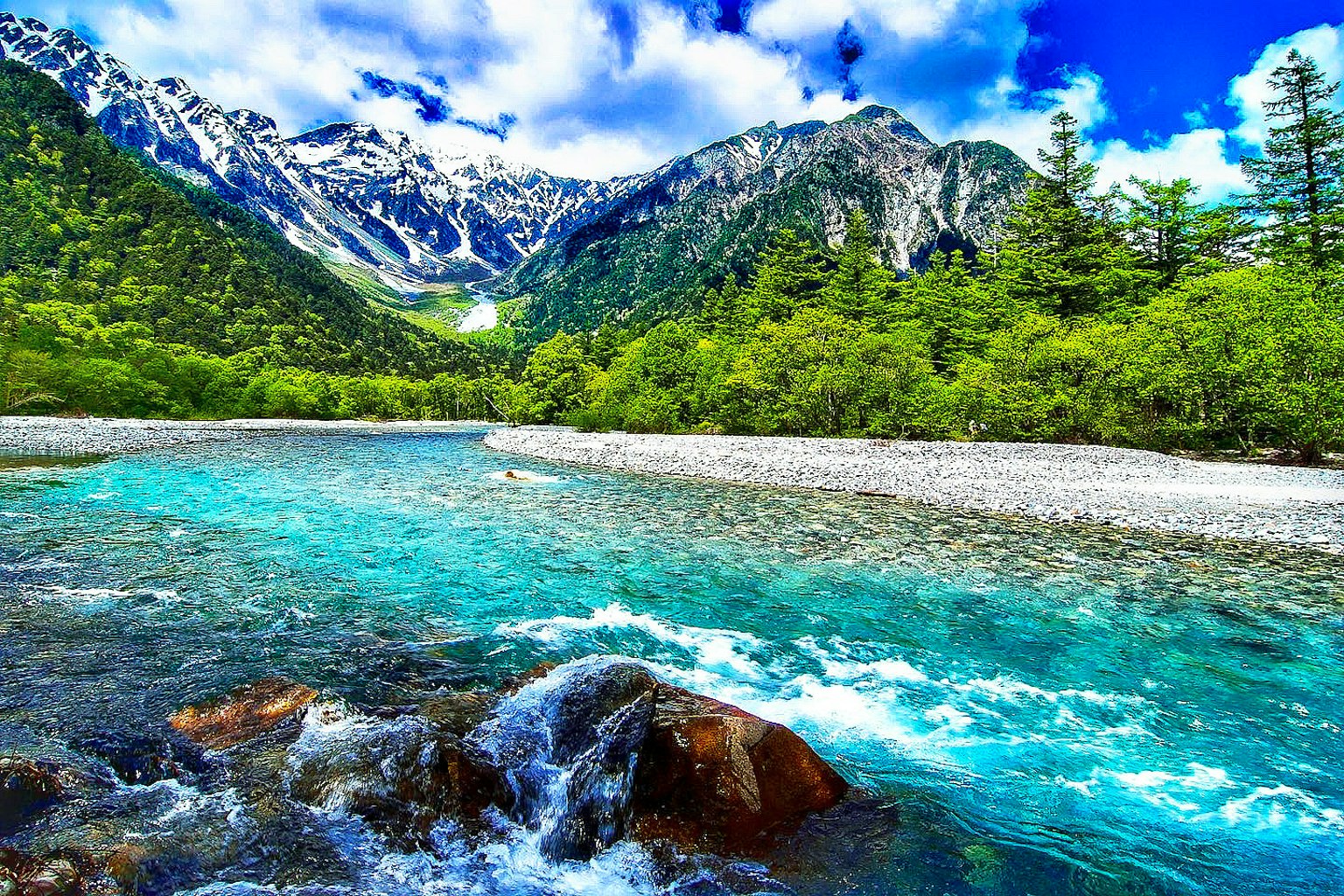 Pemandangan sungai yang indah dikelilingi oleh pegunungan megah langit biru cerah dengan awan berbulu