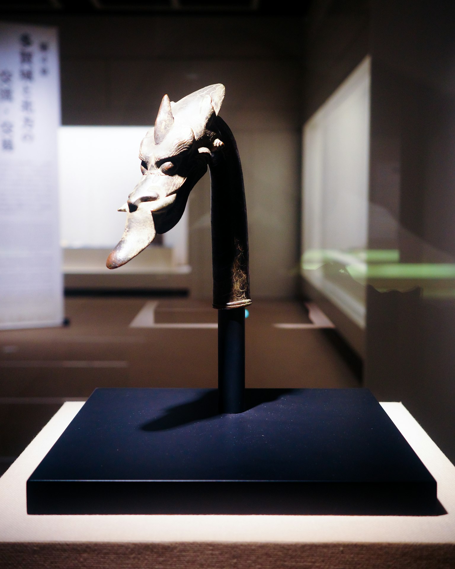 艺术雕塑展示有独特头部的作品