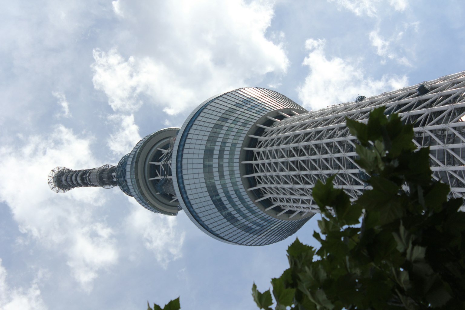 从下方看东京晴空塔，背景是蓝天和白云